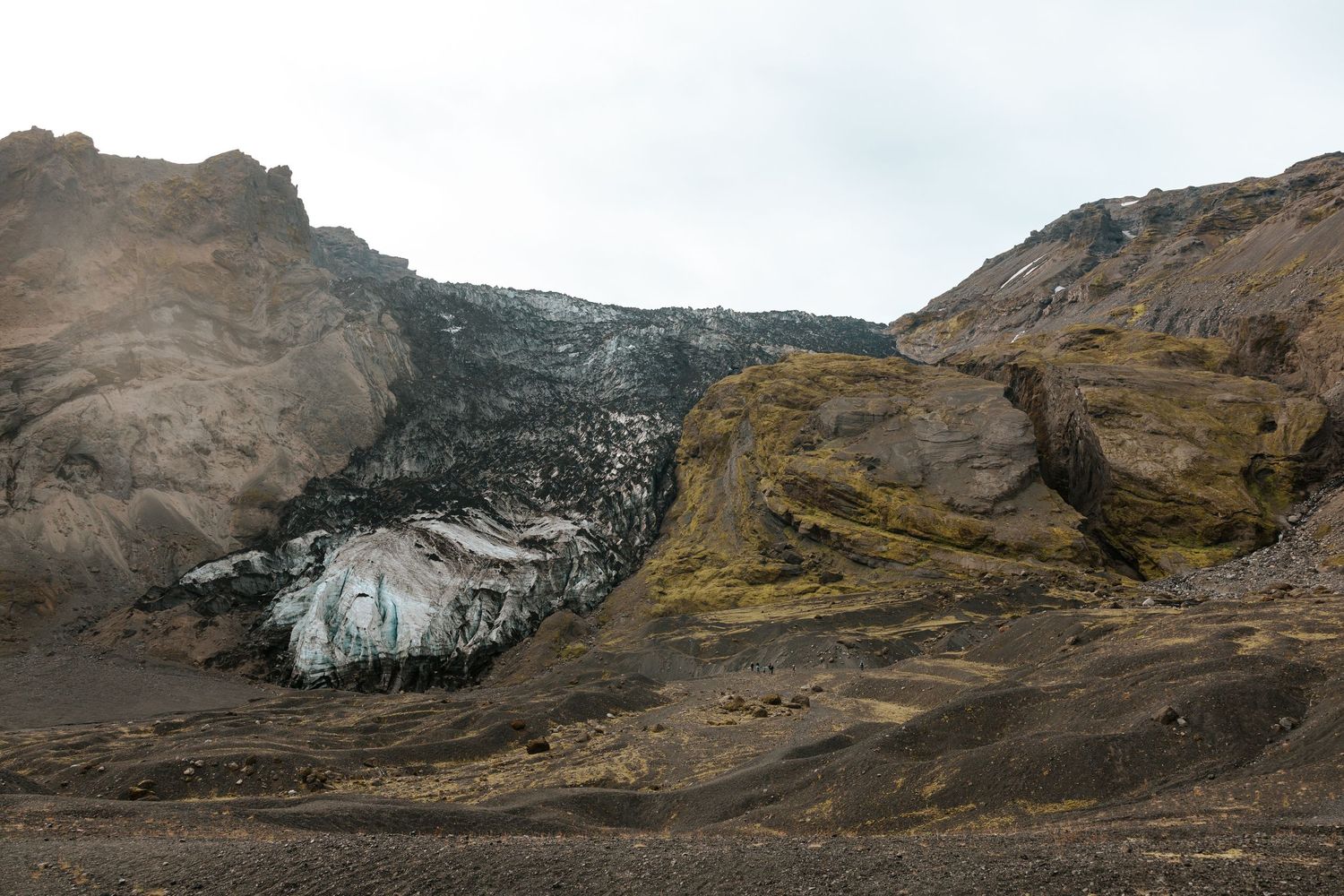 landscape photo of Þórsmörk (Thórsmörk) glacier and mountain in iceland