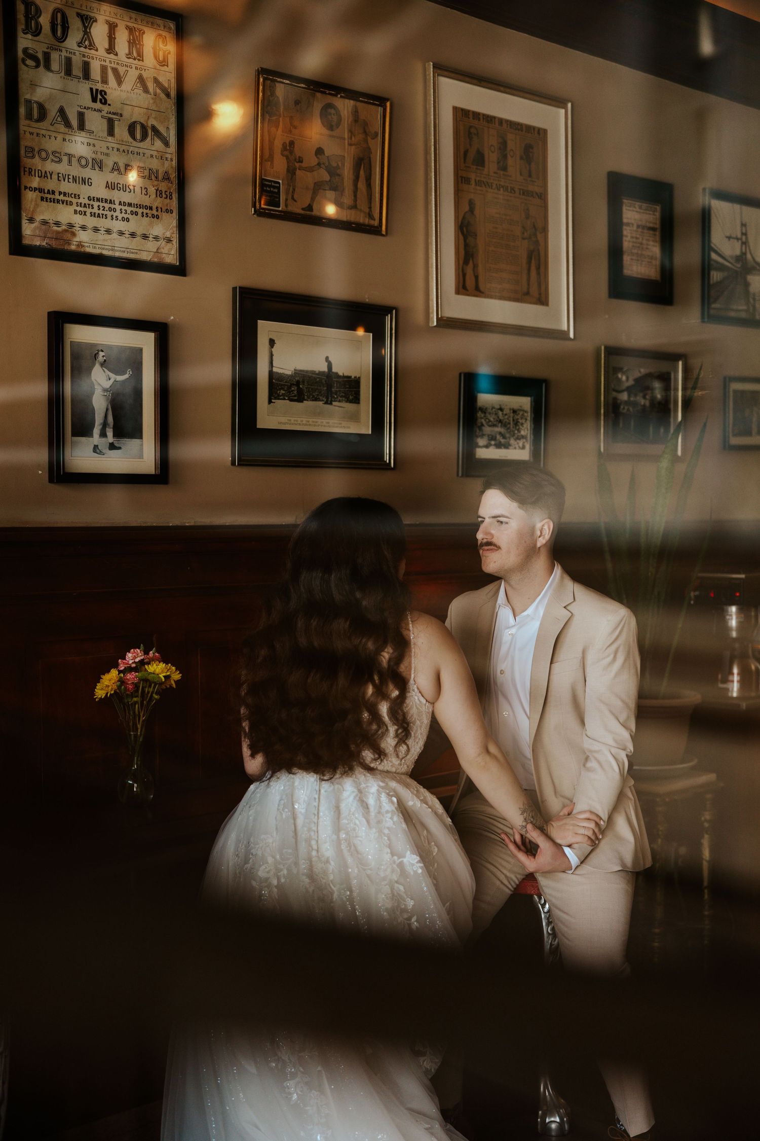 San Francisco elopement - a couple is getting cozy in a bar. Authentic and romantic elopement photos