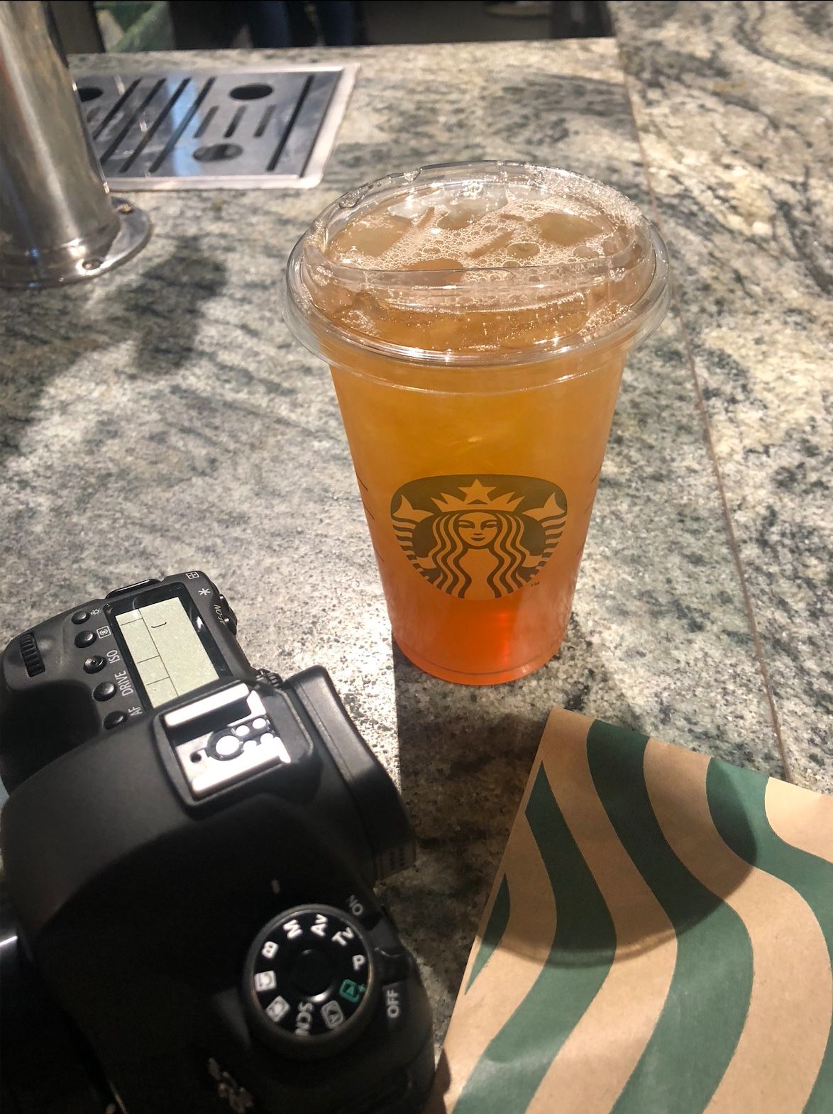 Photo de la boisson que j'aime le plus au monde, Le Iced Peach Tea Limonade de chez Starbucks ainsi que de mon tout premier boitier pro.