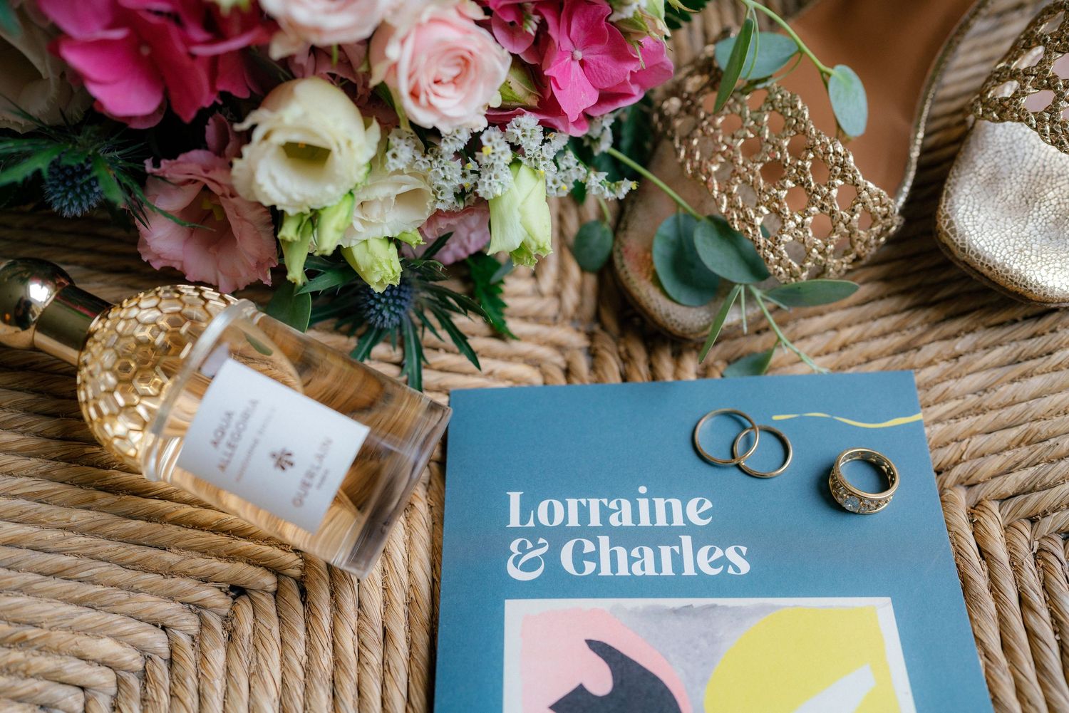 Photo de préparatifs en Haute Normandie à Varengeville sur Mer, flatlay des accessoires de la mariée.