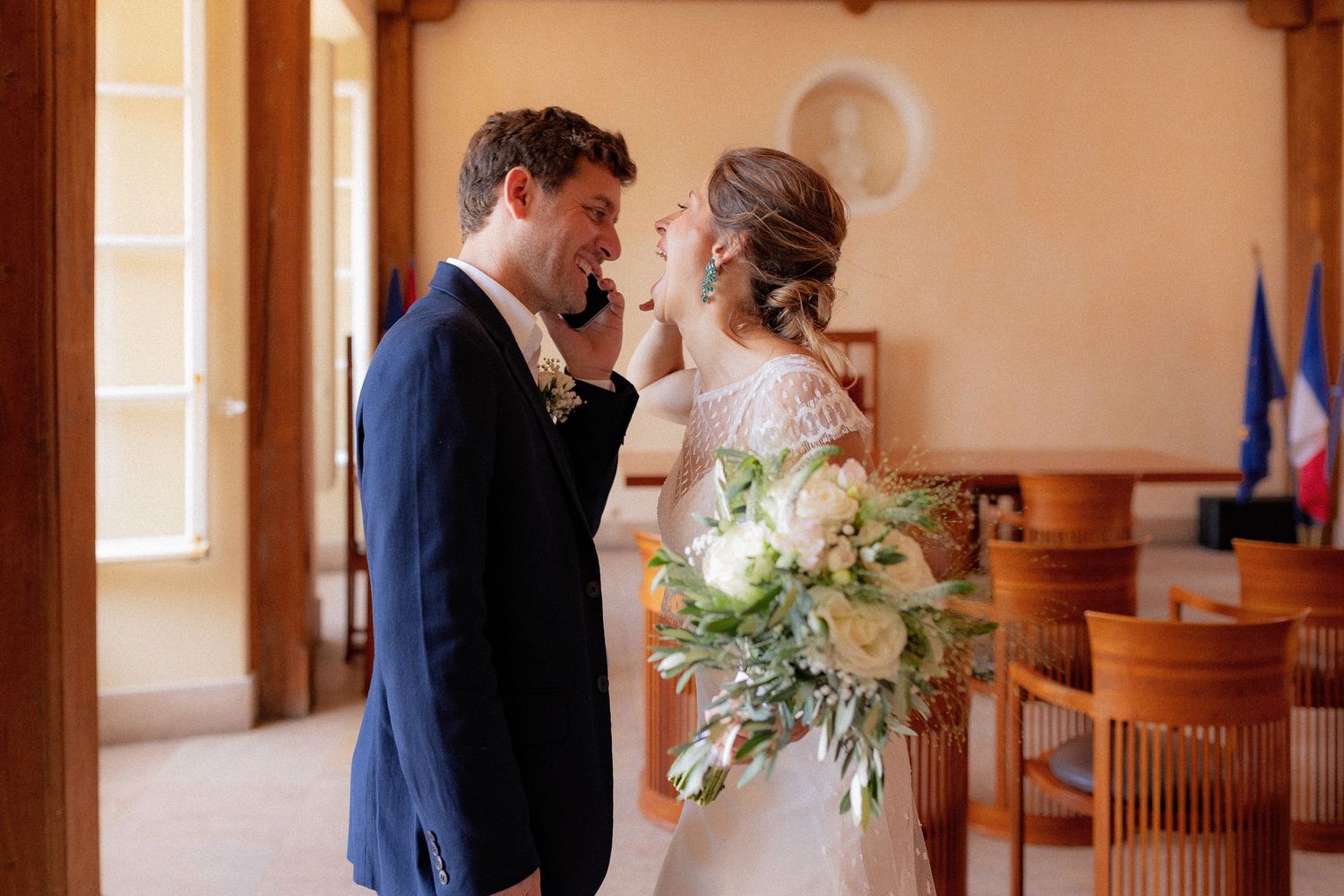 Couple de mariés à la mairie de Saint Tropez