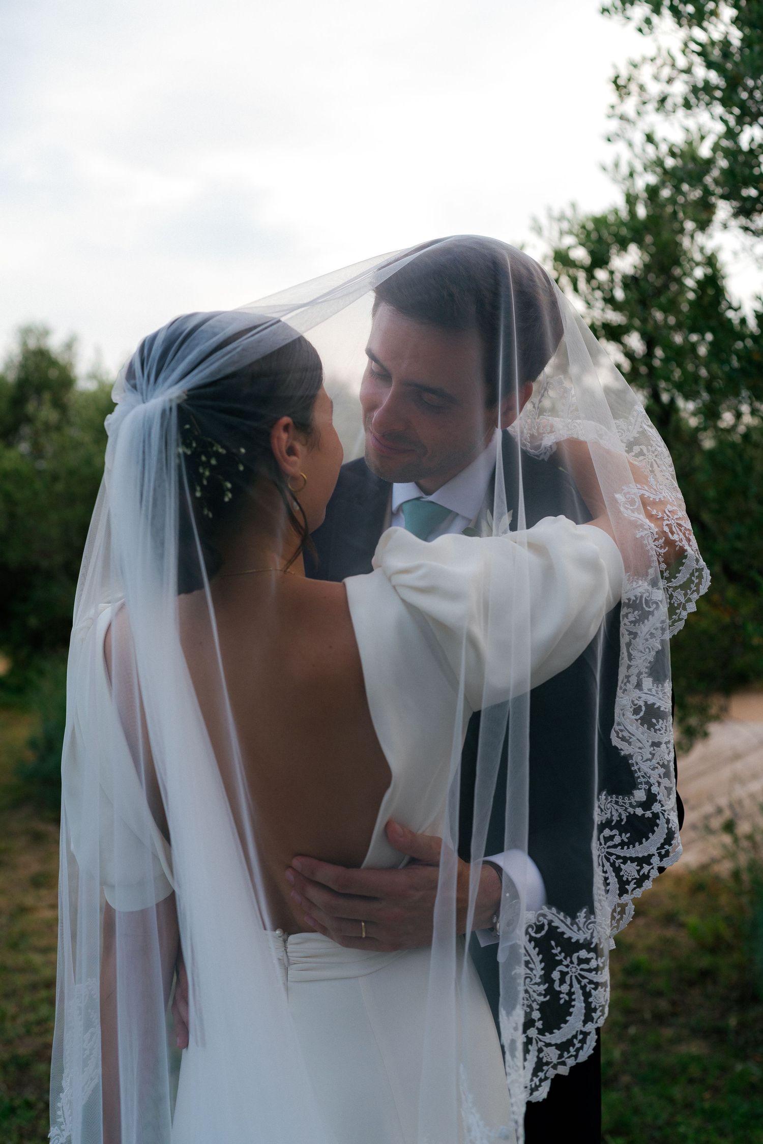 Photo de couple sous le voile de la mariée, photo prise lors de la séance couple durant un mariage en Provence à Oullioules