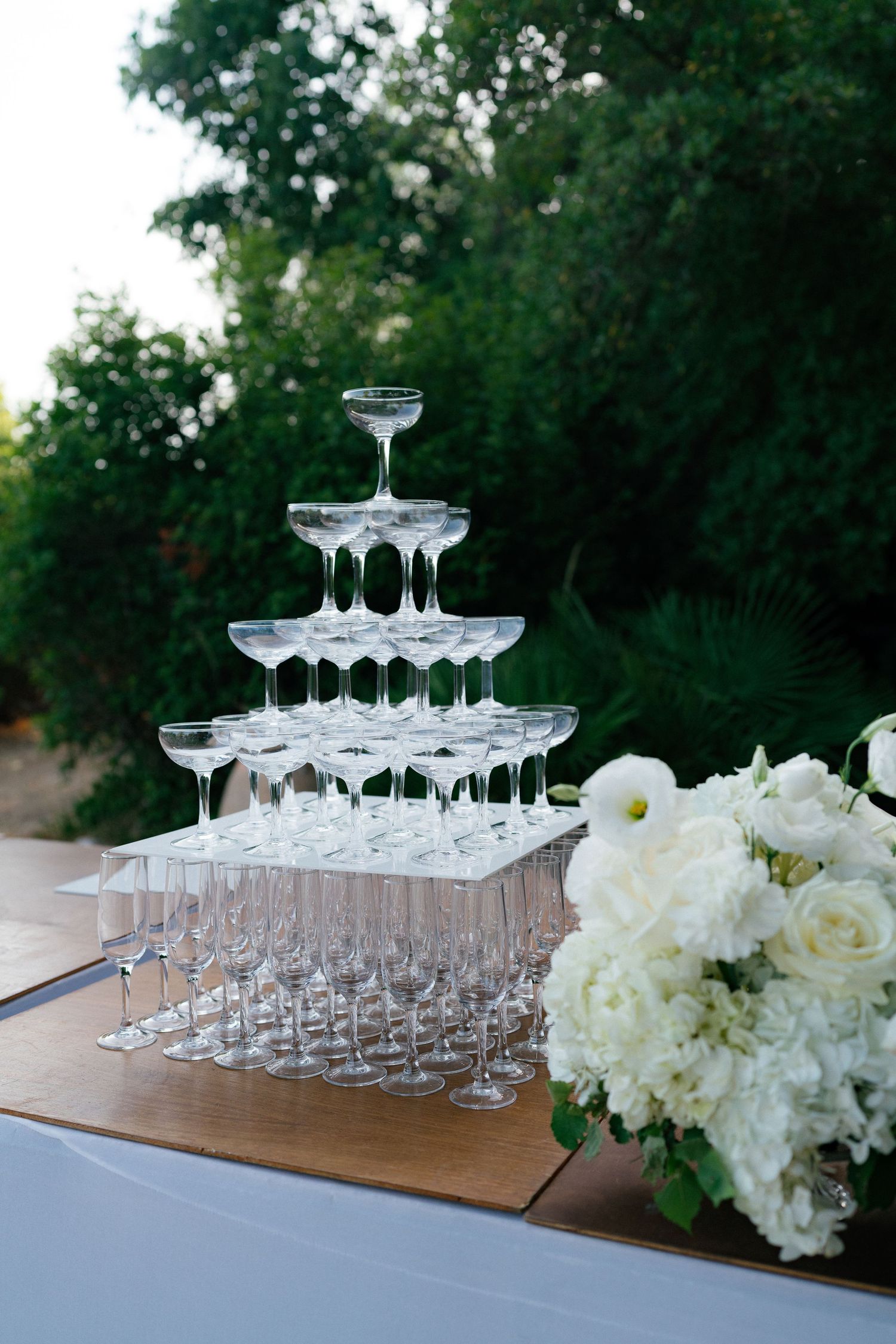Mariage élégant en Provence, tour de verre de champagne pour le Wedding cake.