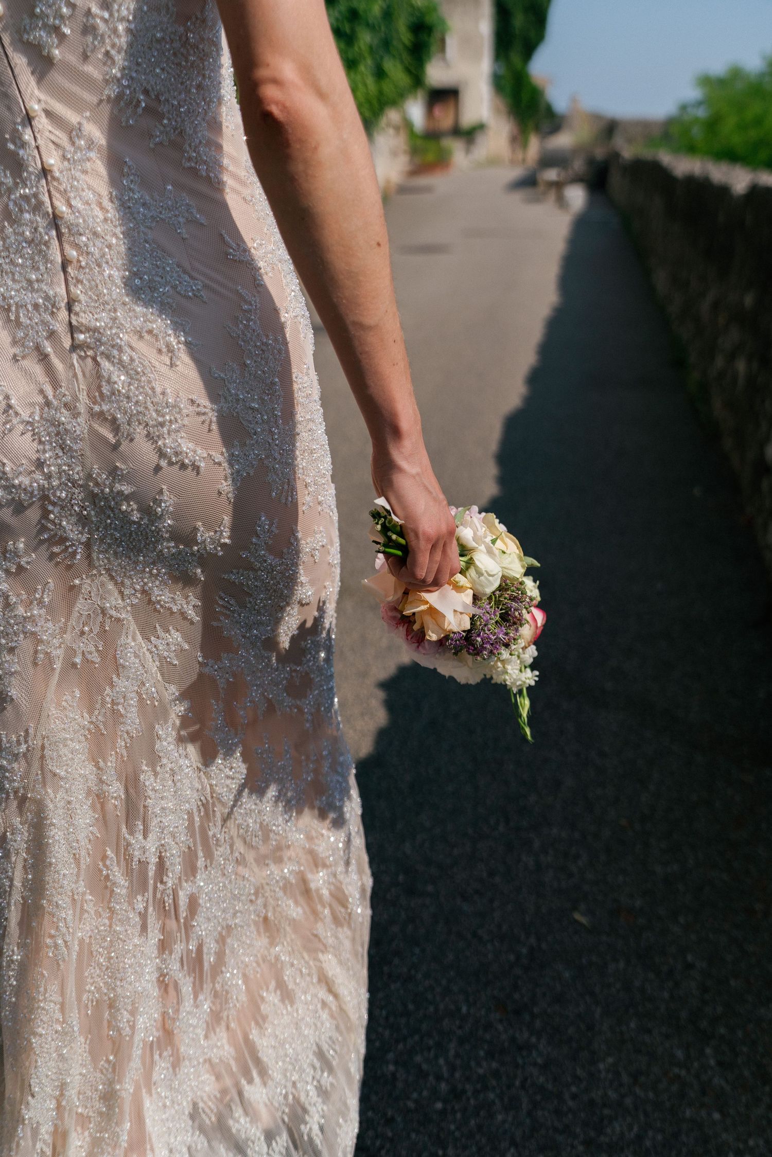 Photo détails du bouquets de la mariée lors d'une séance couple dans les rues de Saint Paul de Vence pour un destination Wedding