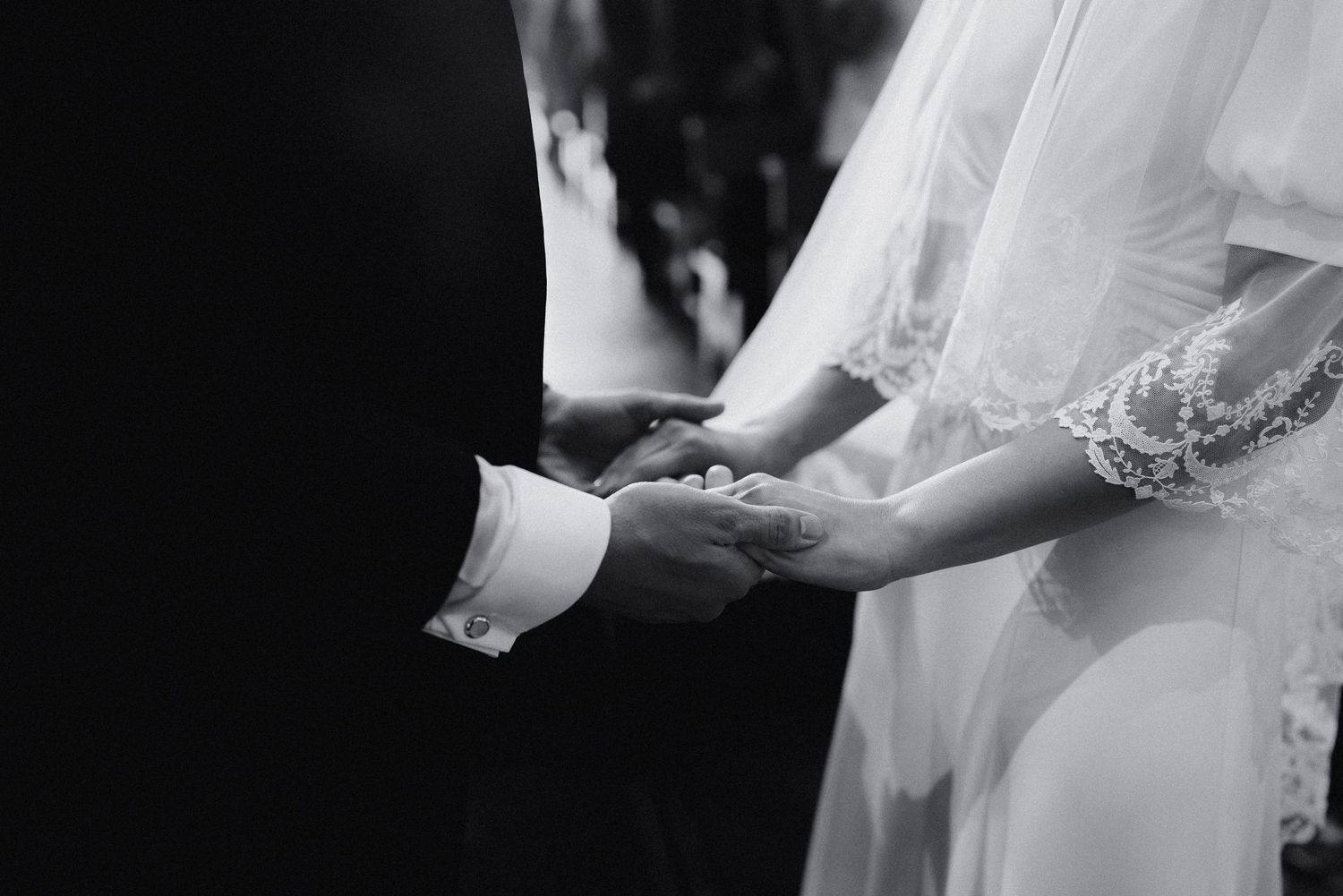 Photographie de mariage en Provence, échange des alliances à l'église de Oullioules