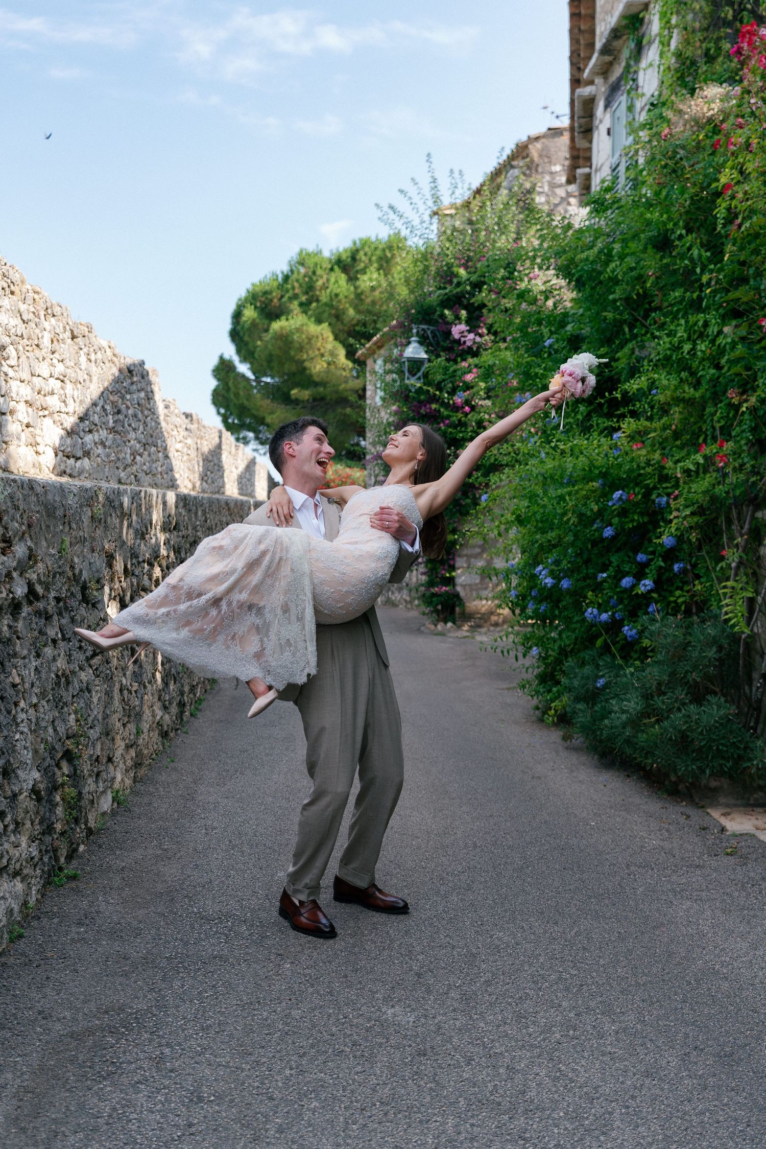 Photo de séance couple dans les rues de Saint Paul de Vence lors d'un destination Wedding