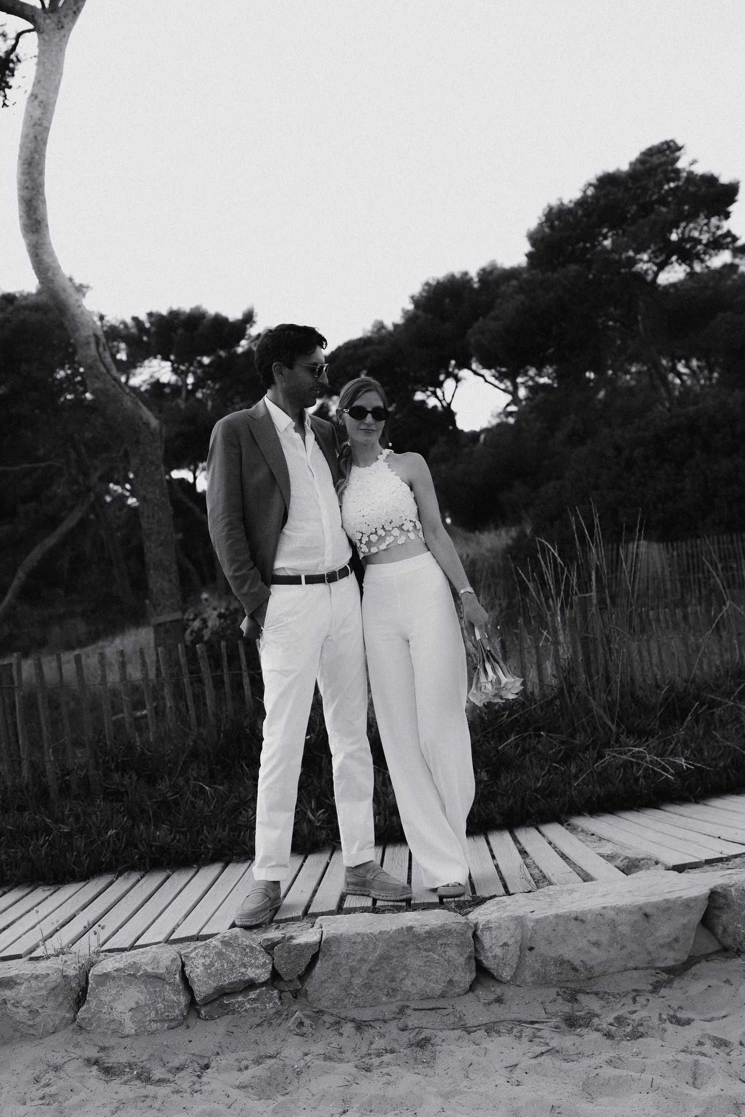 Photo en noir et blanc d'une séance couple à en bord de mer, sur la Presqu'île de Giens.