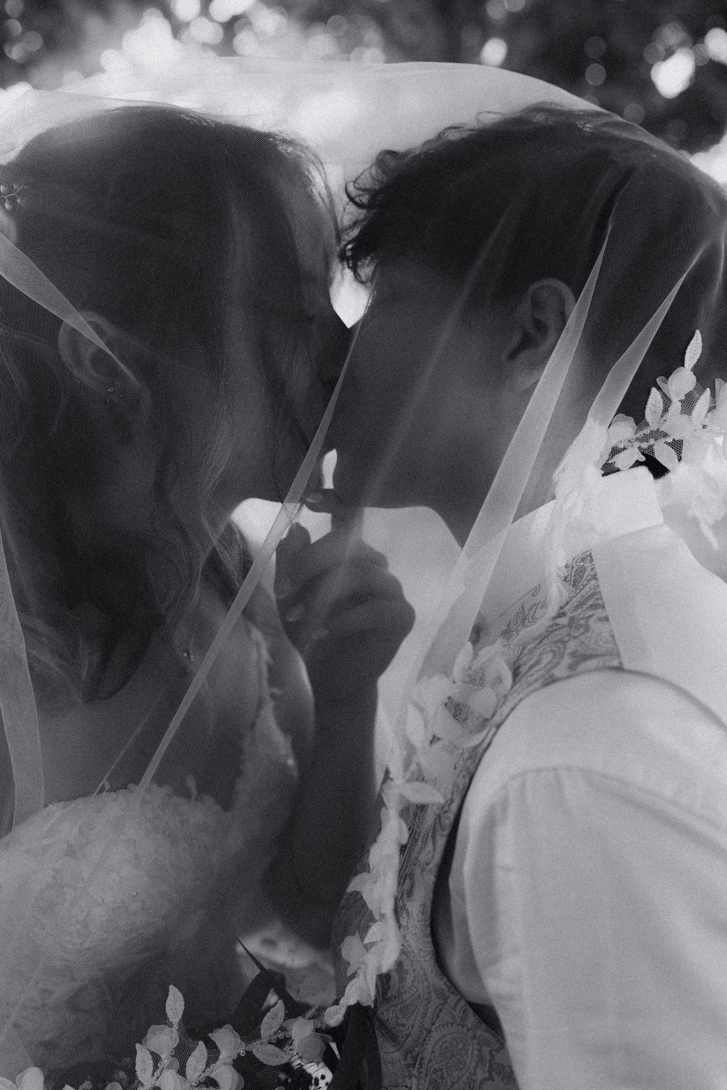 Photo en noir et blanc d'une séance couple à Marignane.