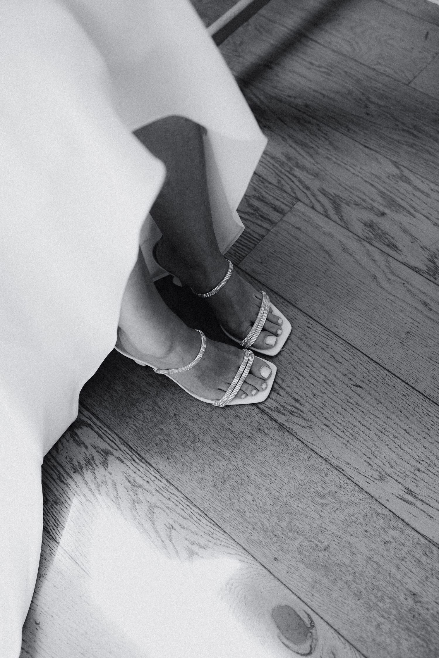 Photo de détails des chaussures lors des préparatifs de la mariée au cours d'un mariage à Aix en Provence