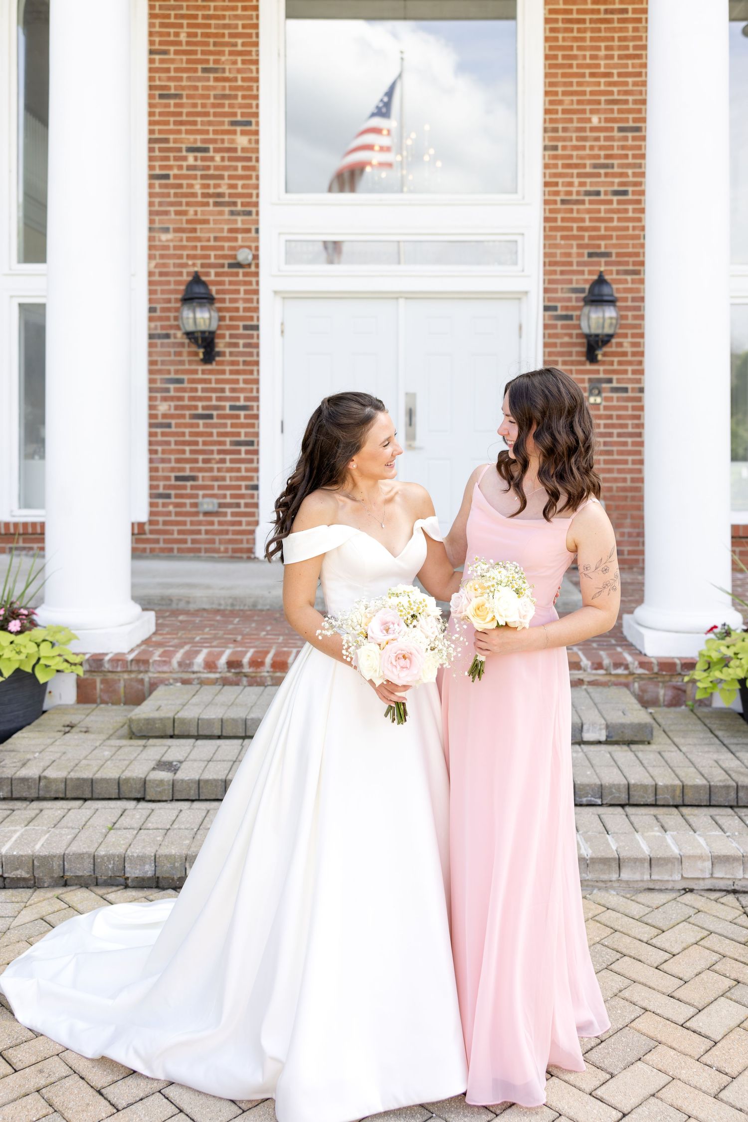 Light and airy wedding photography of a newly married couple at The Estate at Sunset Farm in Bellbrook, Ohio, by Julia and Sean Photography