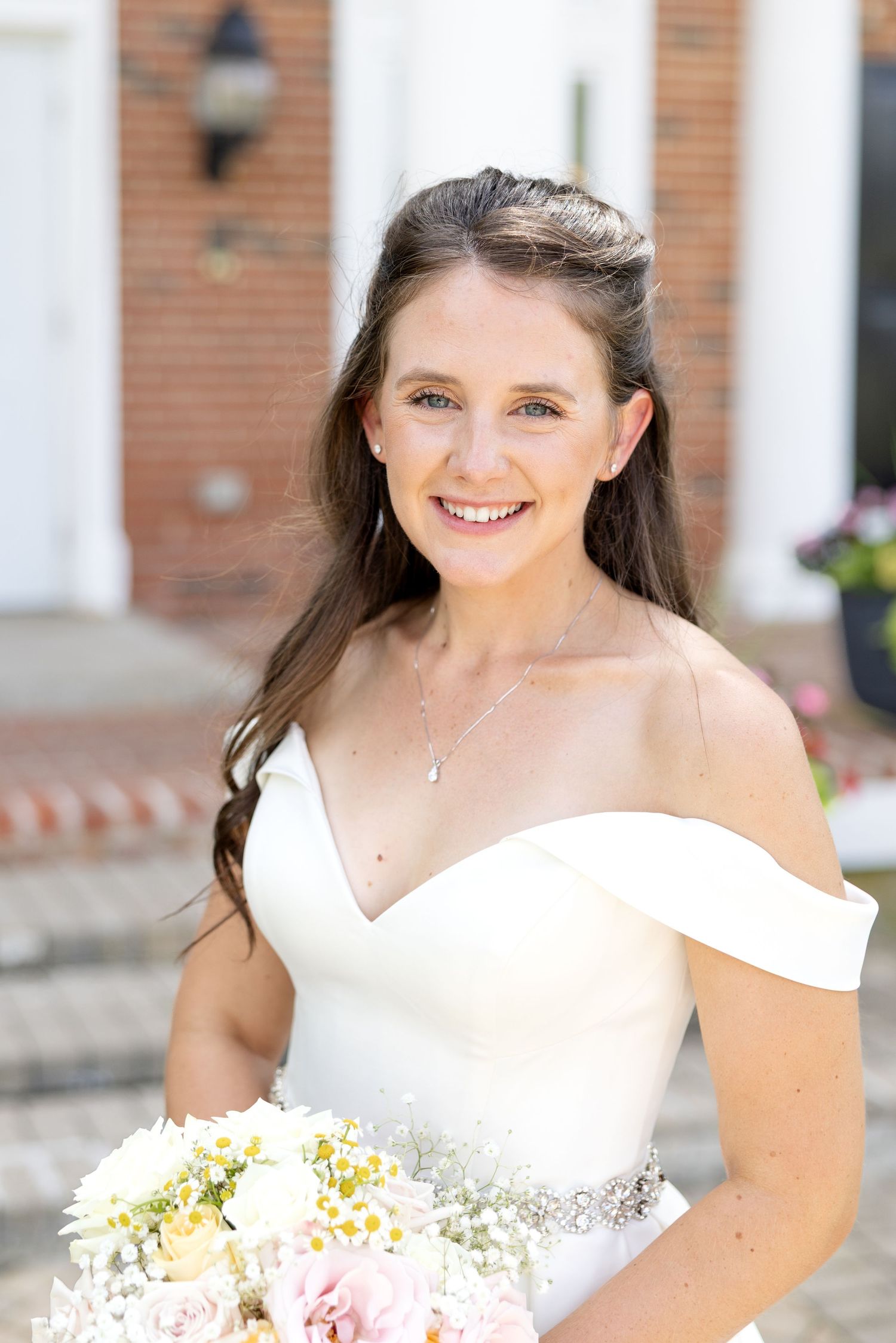 Timeless bride and groom wedding portraits at The Estate at Sunset Farm in Bellbrook, Ohio, photographed by Julia & Sean Photography.