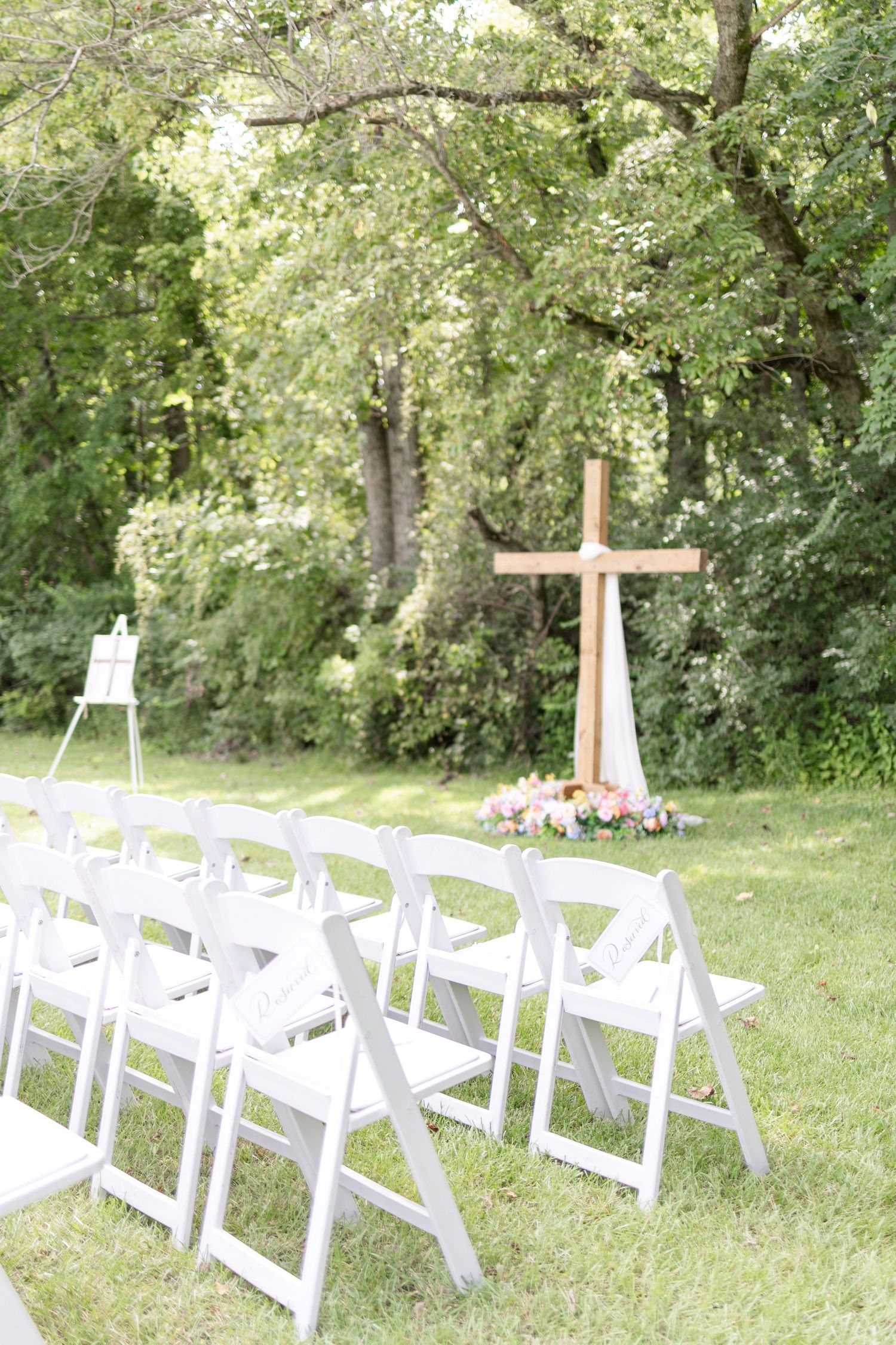 Outdoor wedding ceremony at The Estate at Sunset Farm in Bellbrook, Ohio, captured by Dayton wedding photographers Julia & Sean Photography