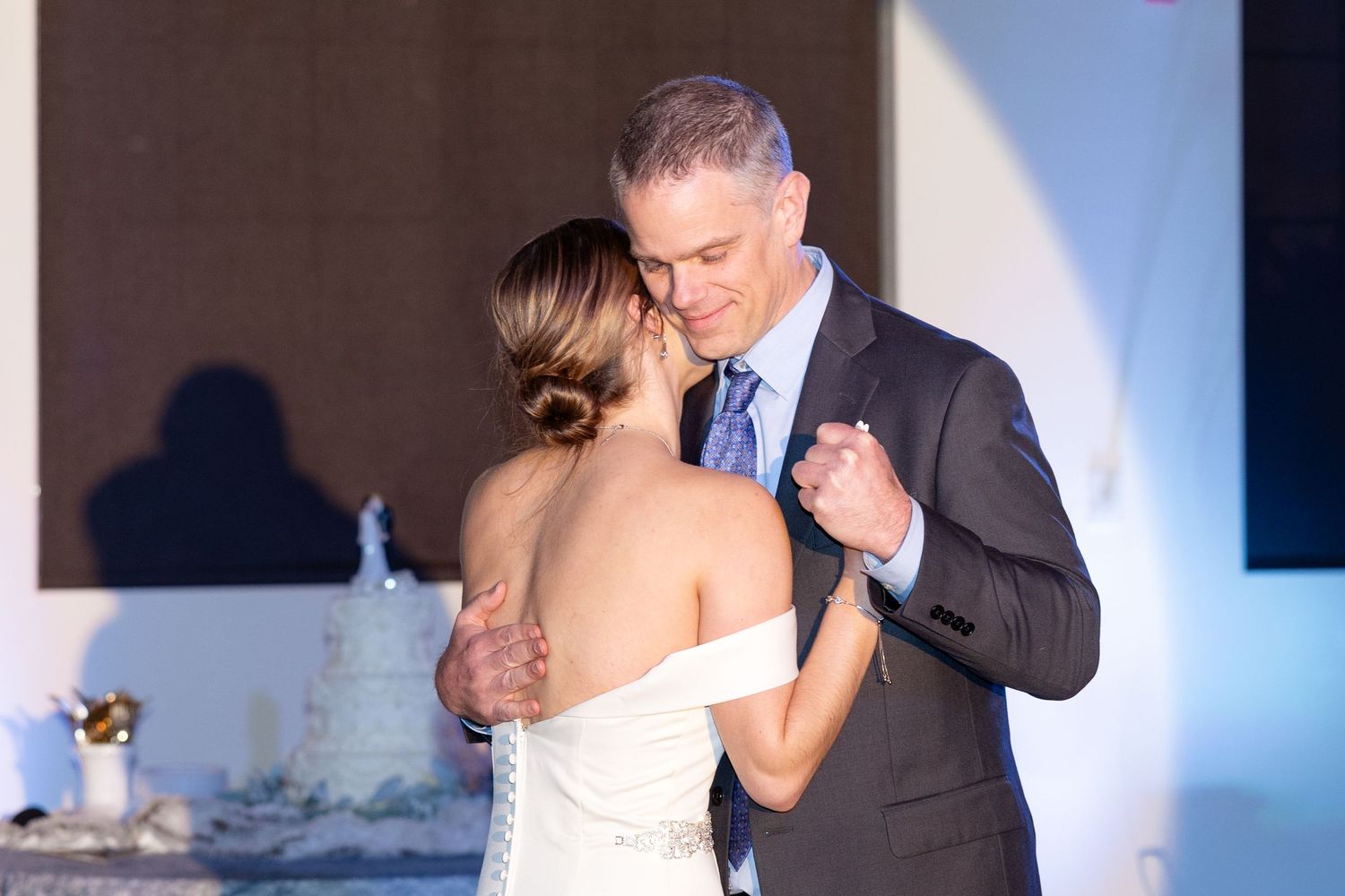 Light and airy wedding photography by Julia and Sean Photography, husband-and-wife photographers serving joyful brides in Dayton, Cincinnati