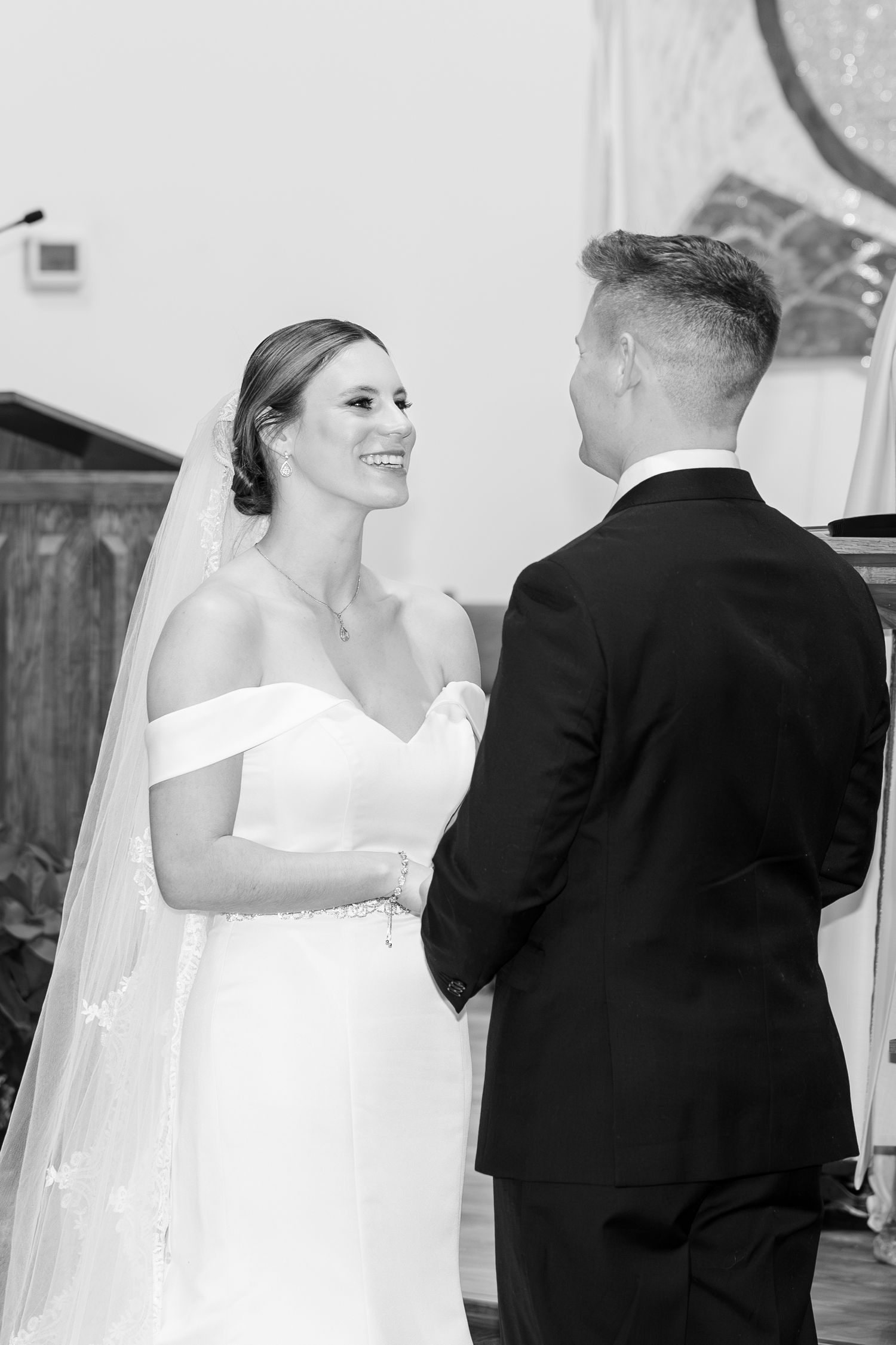 Light and airy wedding photography by Julia and Sean Photography, husband-and-wife photographers serving joyful brides in Dayton, Cincinnati