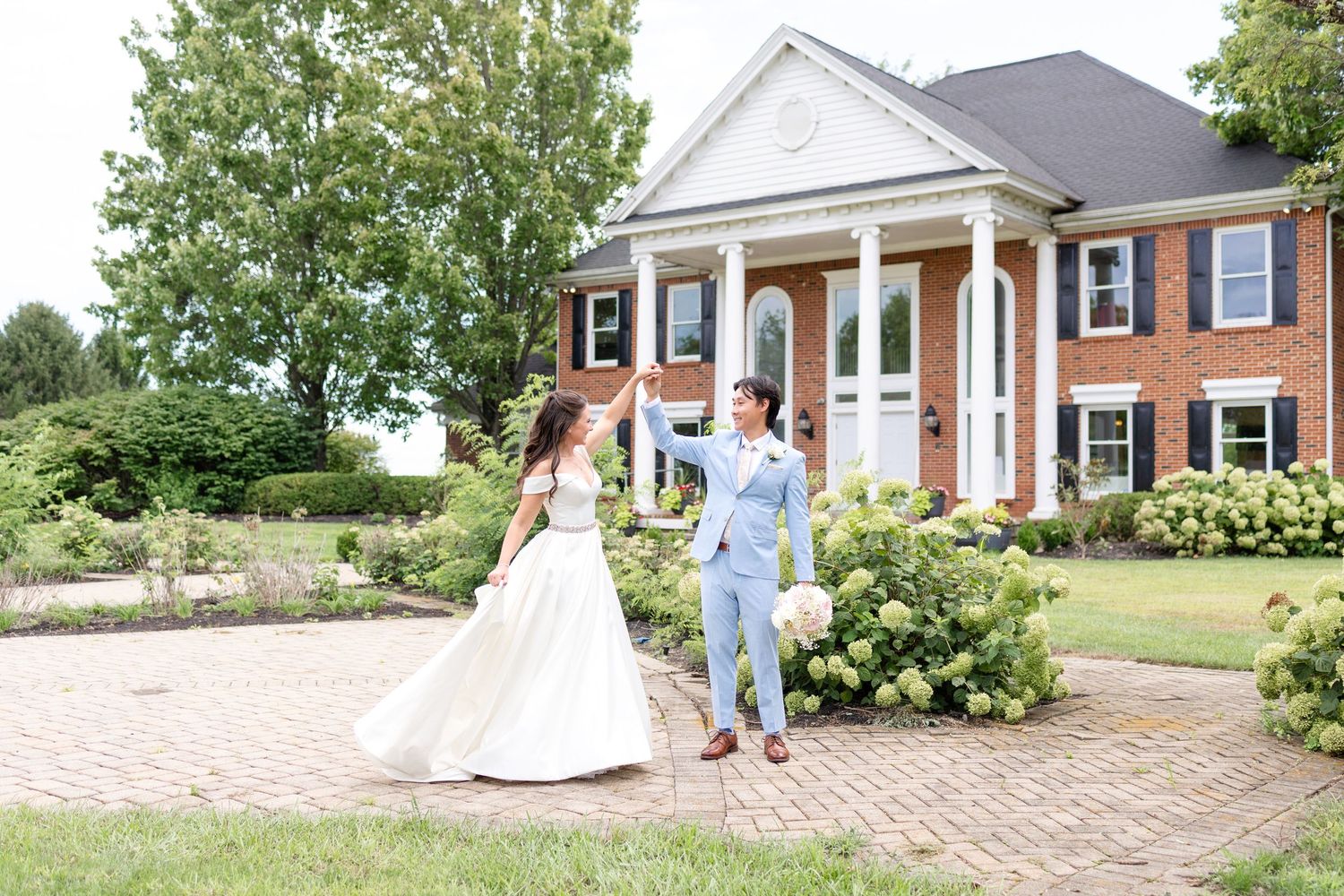 Light and airy wedding photography of a newly married couple at The Estate at Sunset Farm in Bellbrook, Ohio, by Julia and Sean Photography