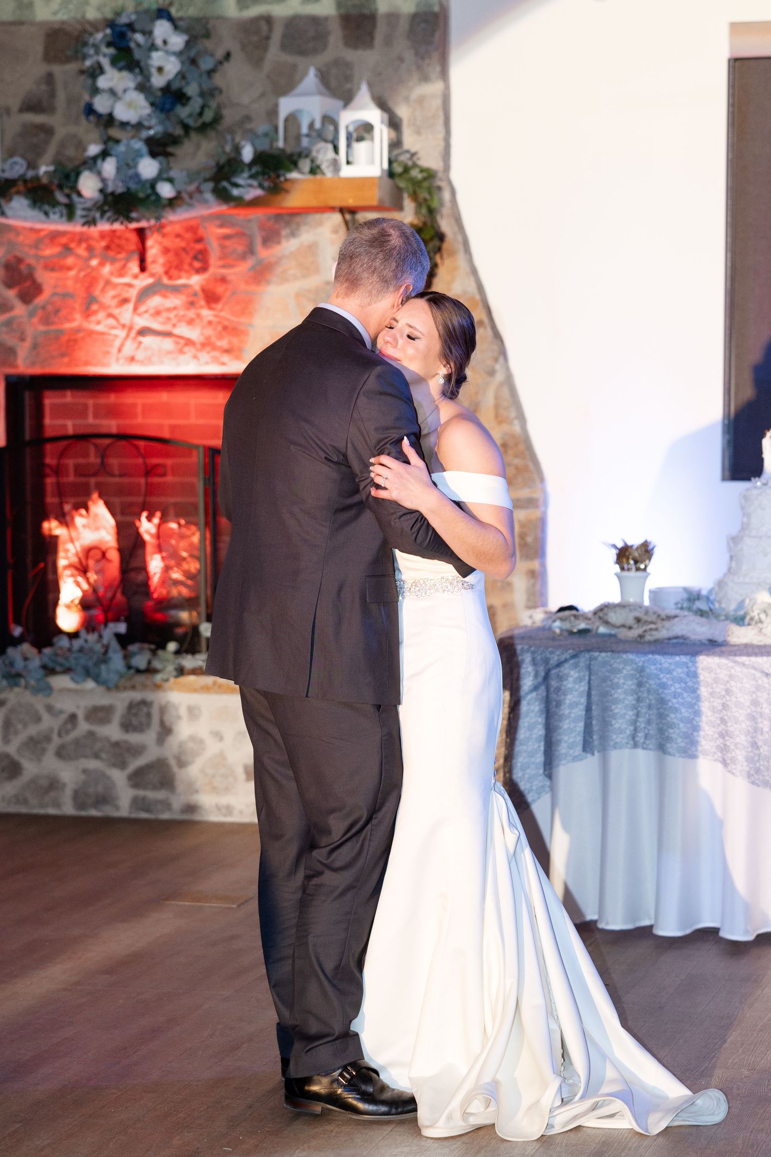 Light and airy wedding photography by Julia and Sean Photography, husband-and-wife photographers serving joyful brides in Dayton, Cincinnati