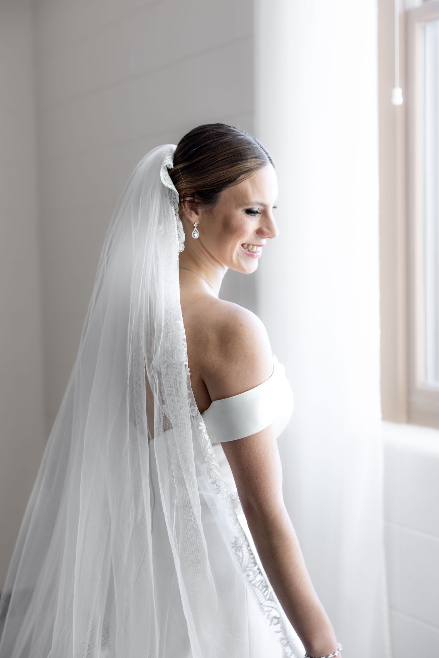 Light and airy wedding photography by Julia and Sean Photography, husband-and-wife photographers serving joyful brides in Dayton, Cincinnati