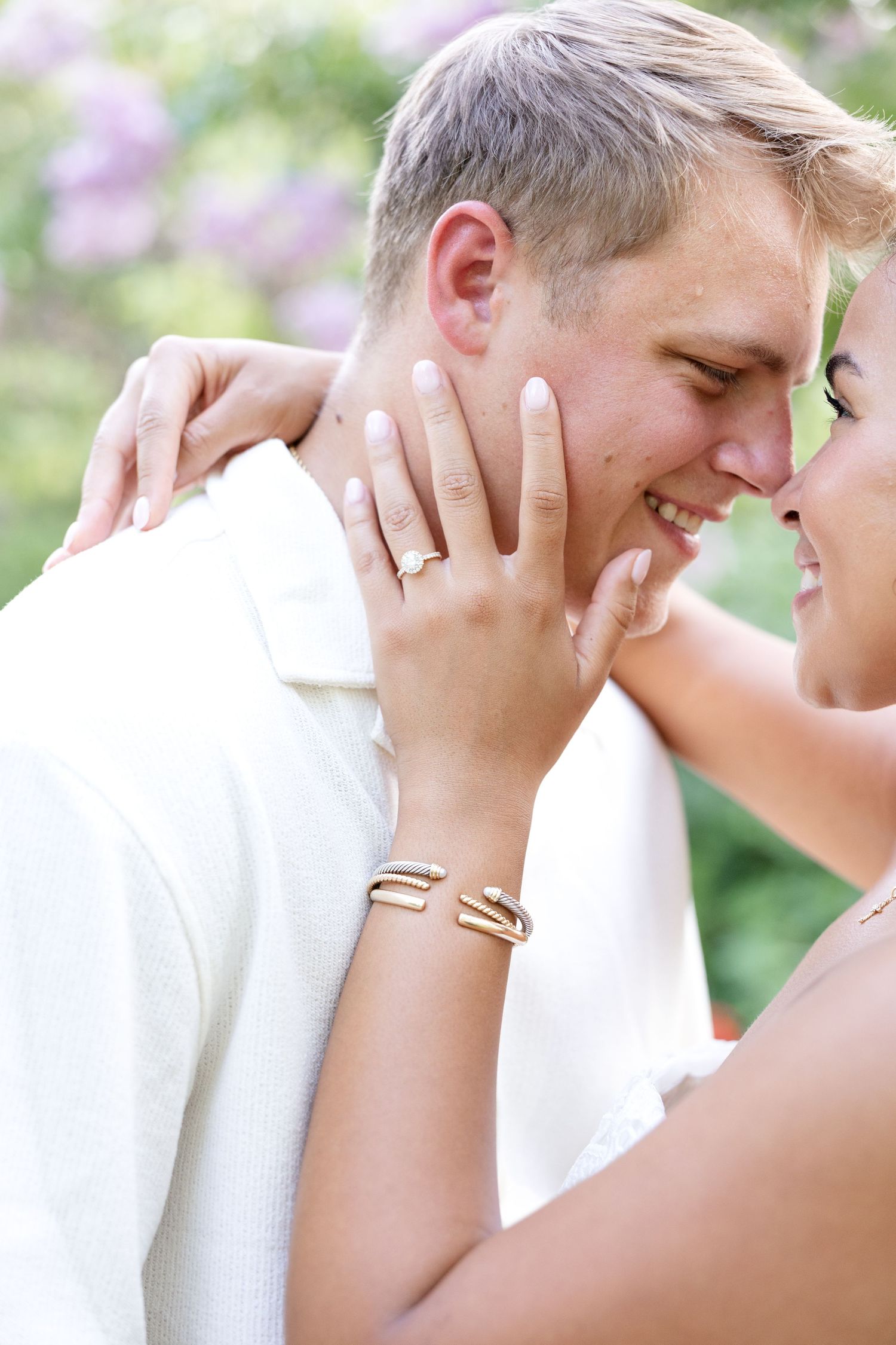 Golden hour engagement photos at Ault Park in Cincinnati by Julia & Sean Photography.