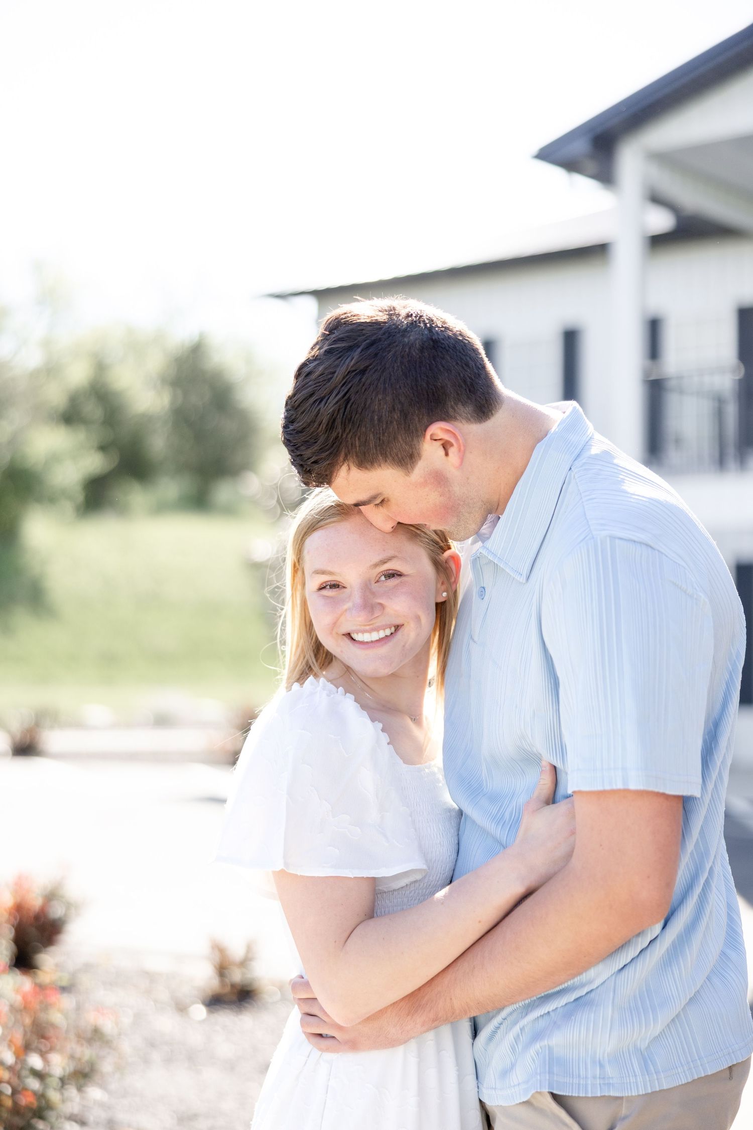 Light and airy Magnolia Estate engagement photos in Miamisburg, Ohio by Julia and Sean Photography