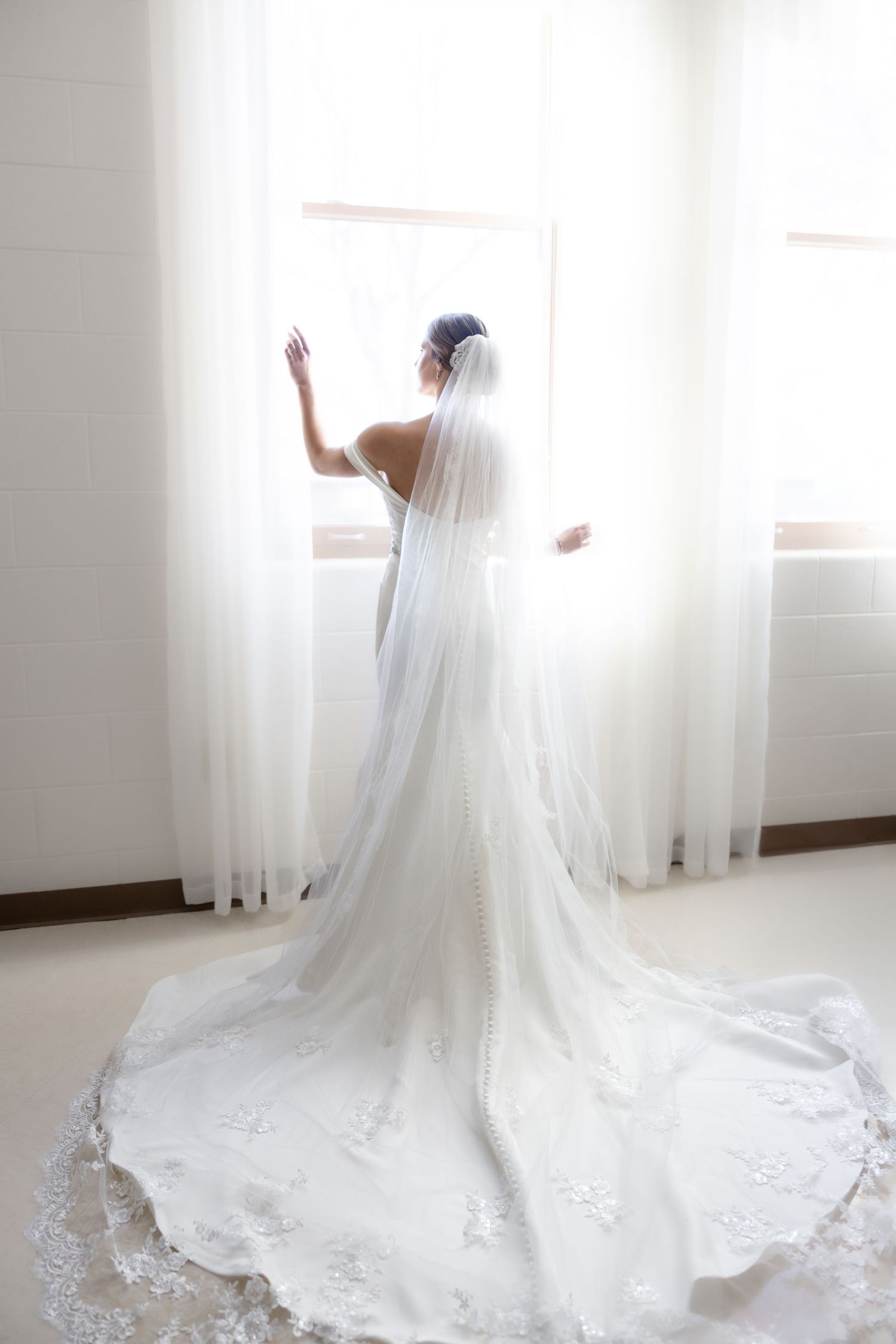 Light and airy wedding photography by Julia and Sean Photography, husband-and-wife photographers serving joyful brides in Dayton, Cincinnati
