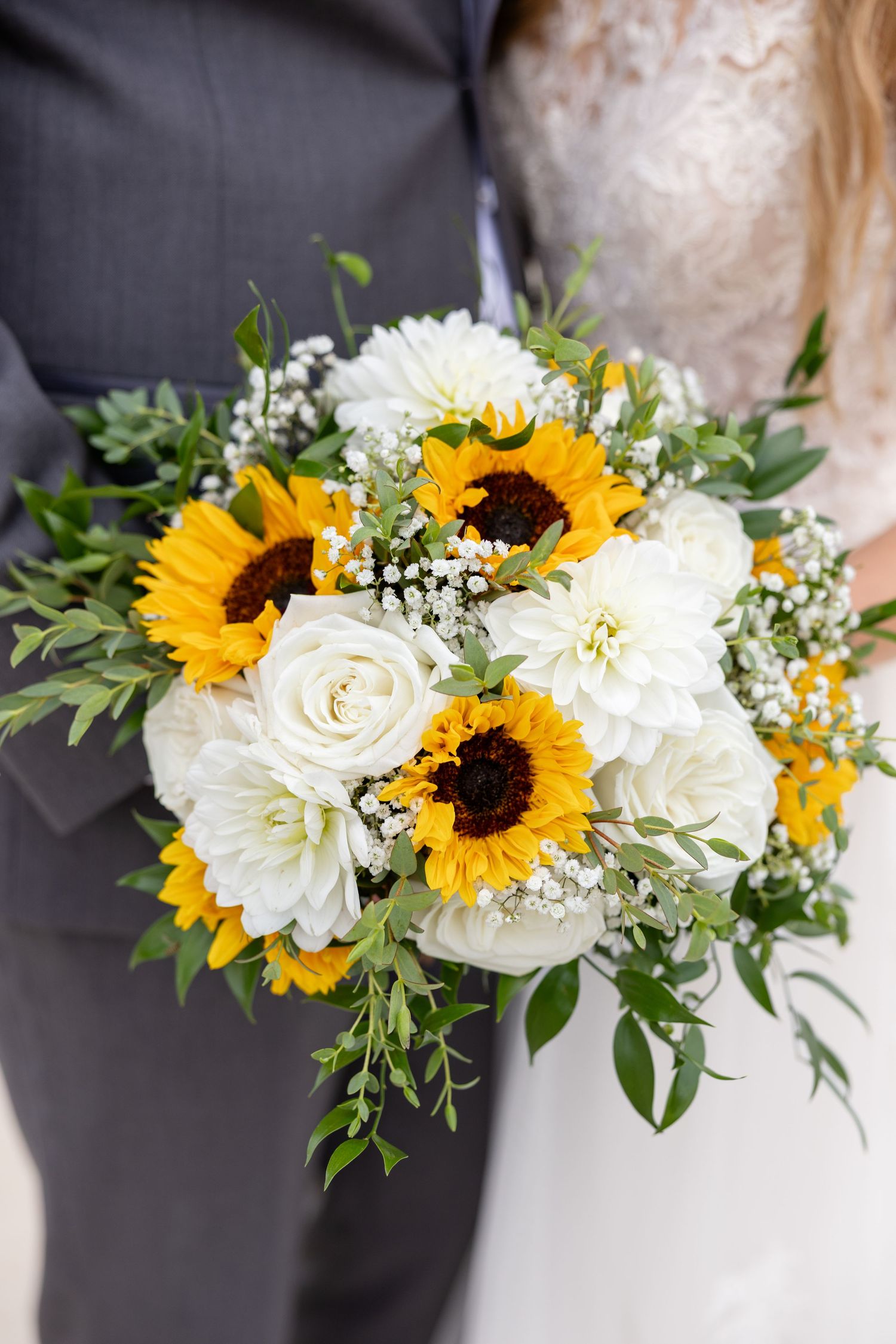 Joyful summer wedding at The Bicentennial Barn in Dayton, Ohio, photographed by Dayton wedding photographers Julia and Sean Photography.