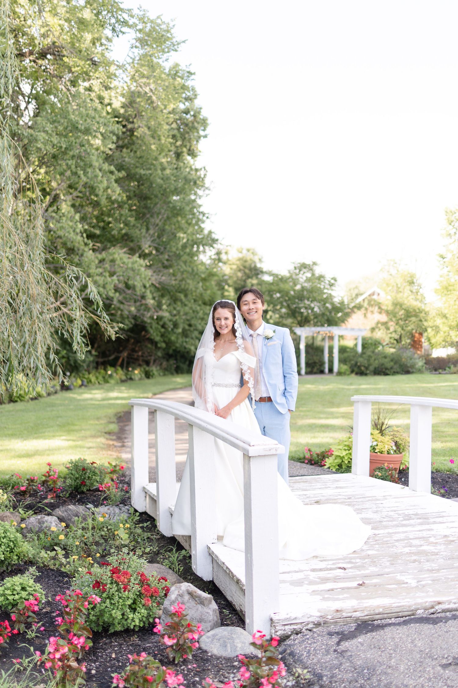 Light and airy wedding photography of a newly married couple at The Estate at Sunset Farm in Bellbrook, Ohio, by Julia and Sean Photography