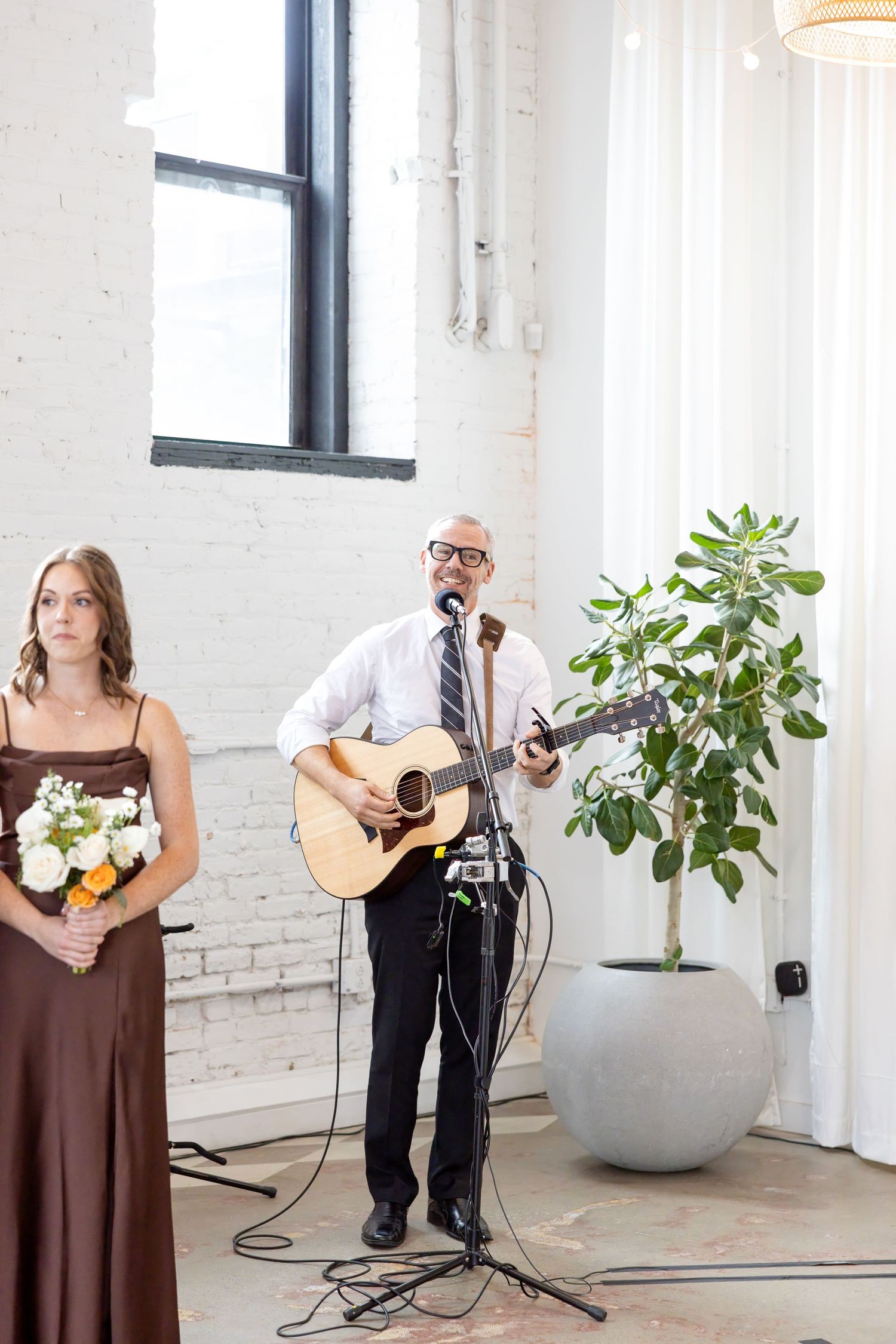 Timeless wedding portraits at Flat 51 in downtown Columbus, Ohio, by Columbus wedding photographers with a light and airy style.