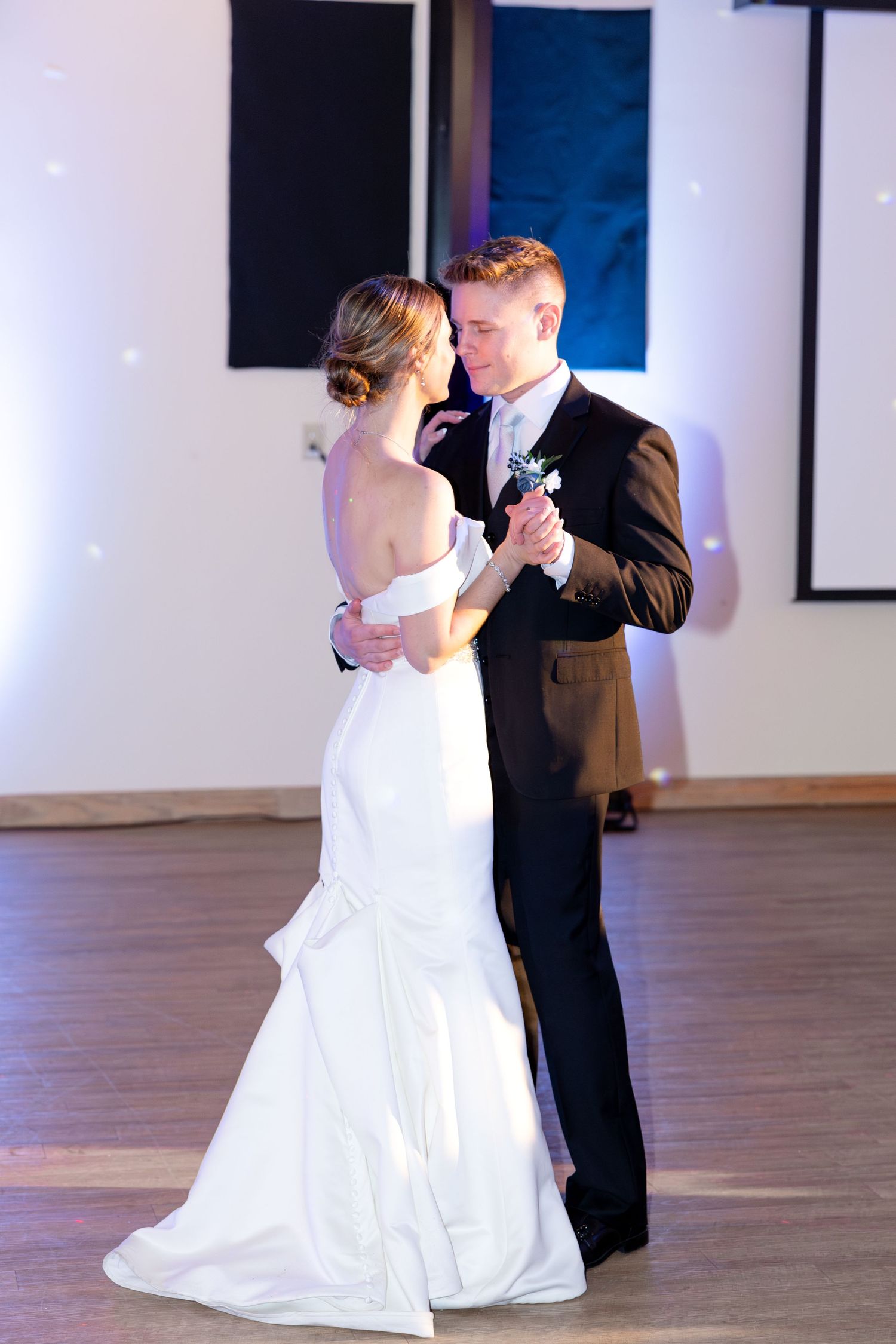 Light and airy wedding photography by Julia and Sean Photography, husband-and-wife photographers serving joyful brides in Dayton, Cincinnati