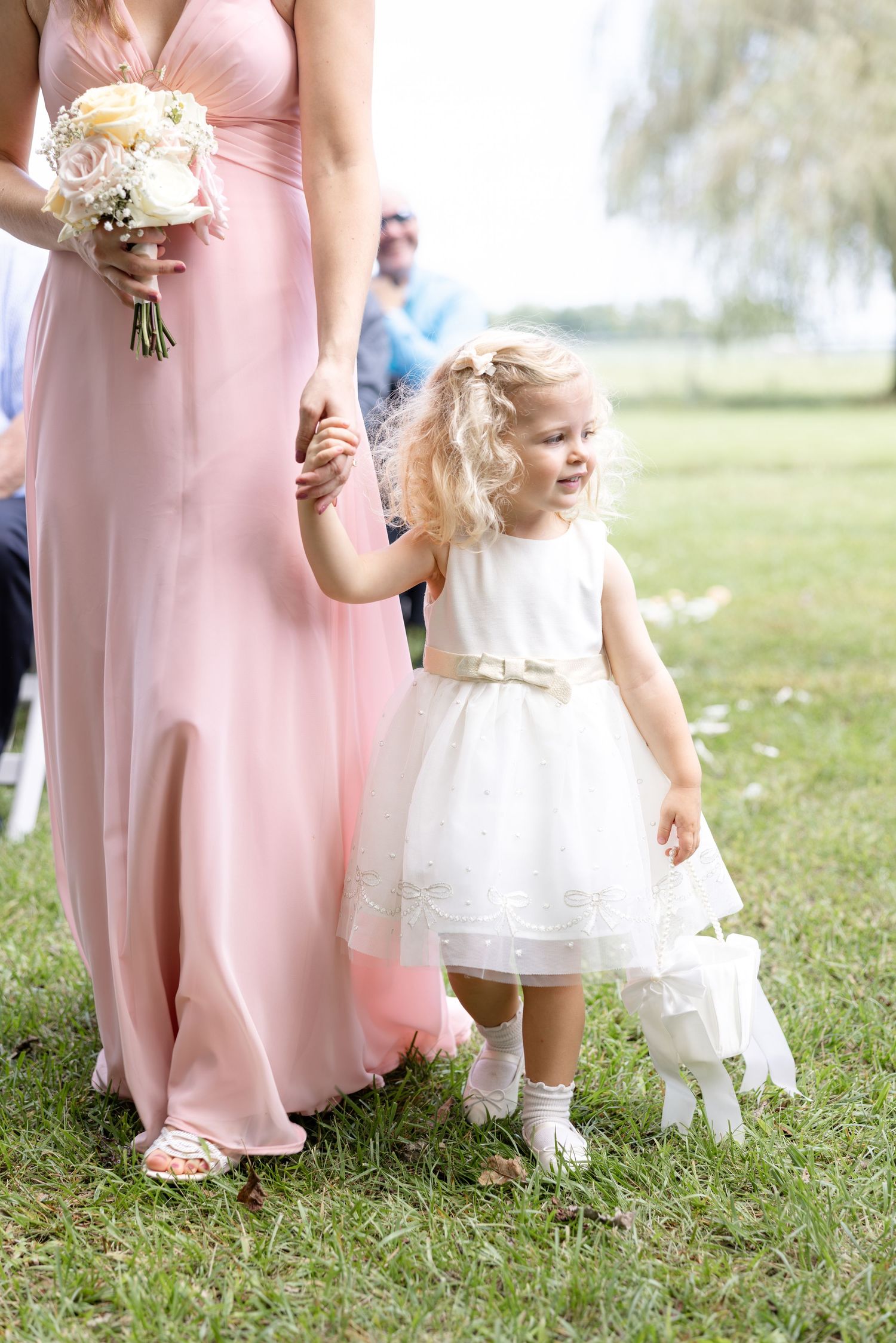 Outdoor wedding ceremony at The Estate at Sunset Farm in Bellbrook, Ohio, captured by Dayton wedding photographers Julia & Sean Photography