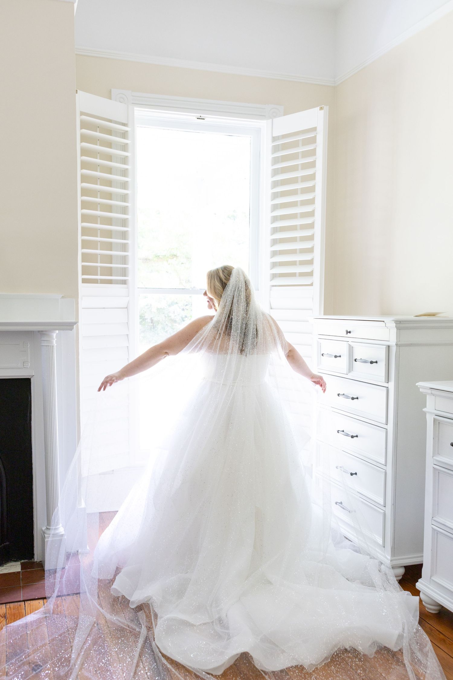 Light and airy wedding photography by Julia and Sean Photography, husband-and-wife photographers serving joyful brides in Dayton, Cincinnati