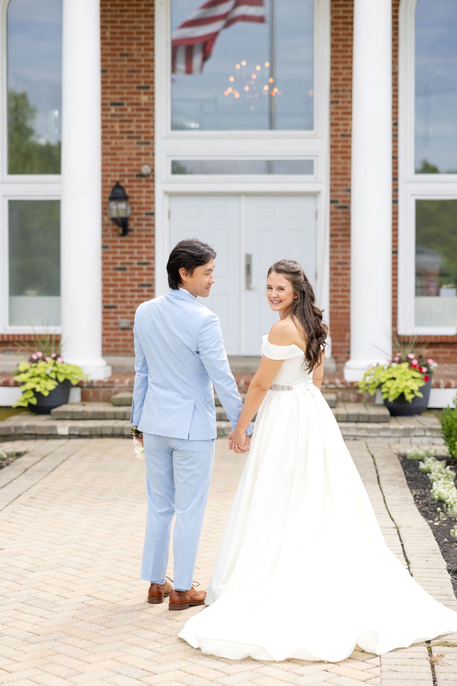 Light and airy wedding photography of a newly married couple at The Estate at Sunset Farm in Bellbrook, Ohio, by Julia and Sean Photography