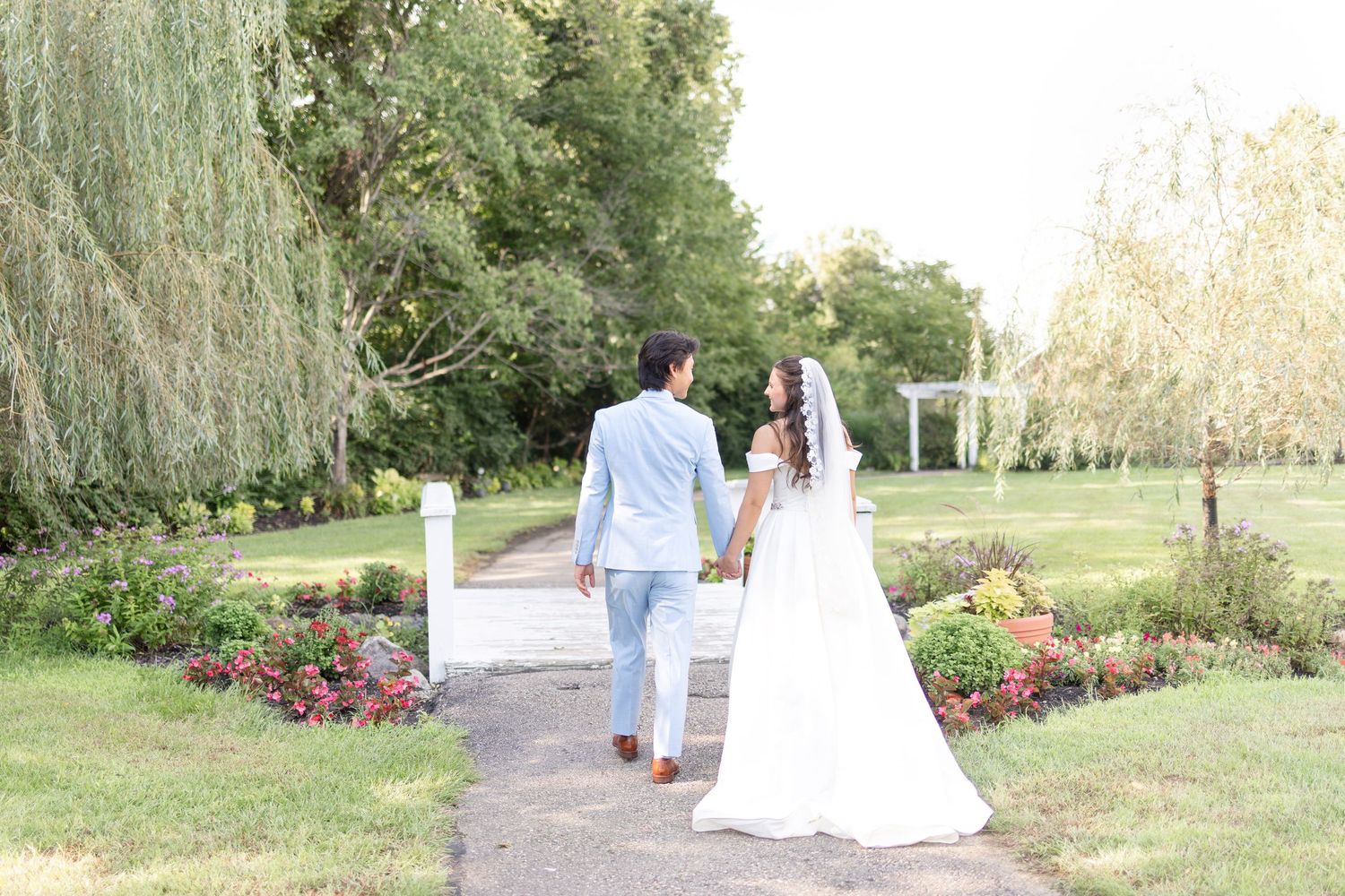 Light and airy wedding photography of a newly married couple at The Estate at Sunset Farm in Bellbrook, Ohio, by Julia and Sean Photography