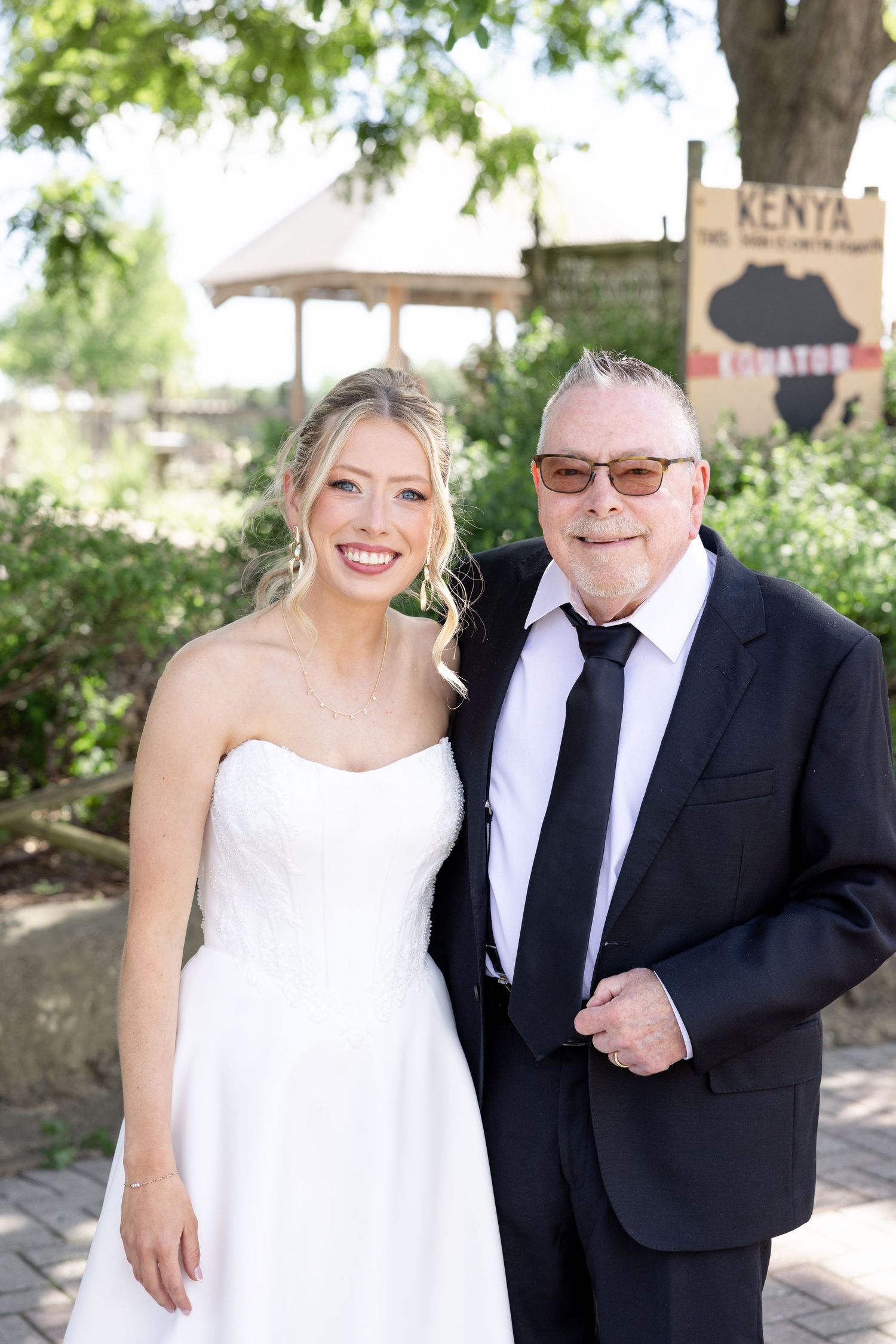 Wedding day photos at The Toledo Zoo in Toledo, Ohio photographed by Julia & Sean Photography, Ohio wedding photographers'