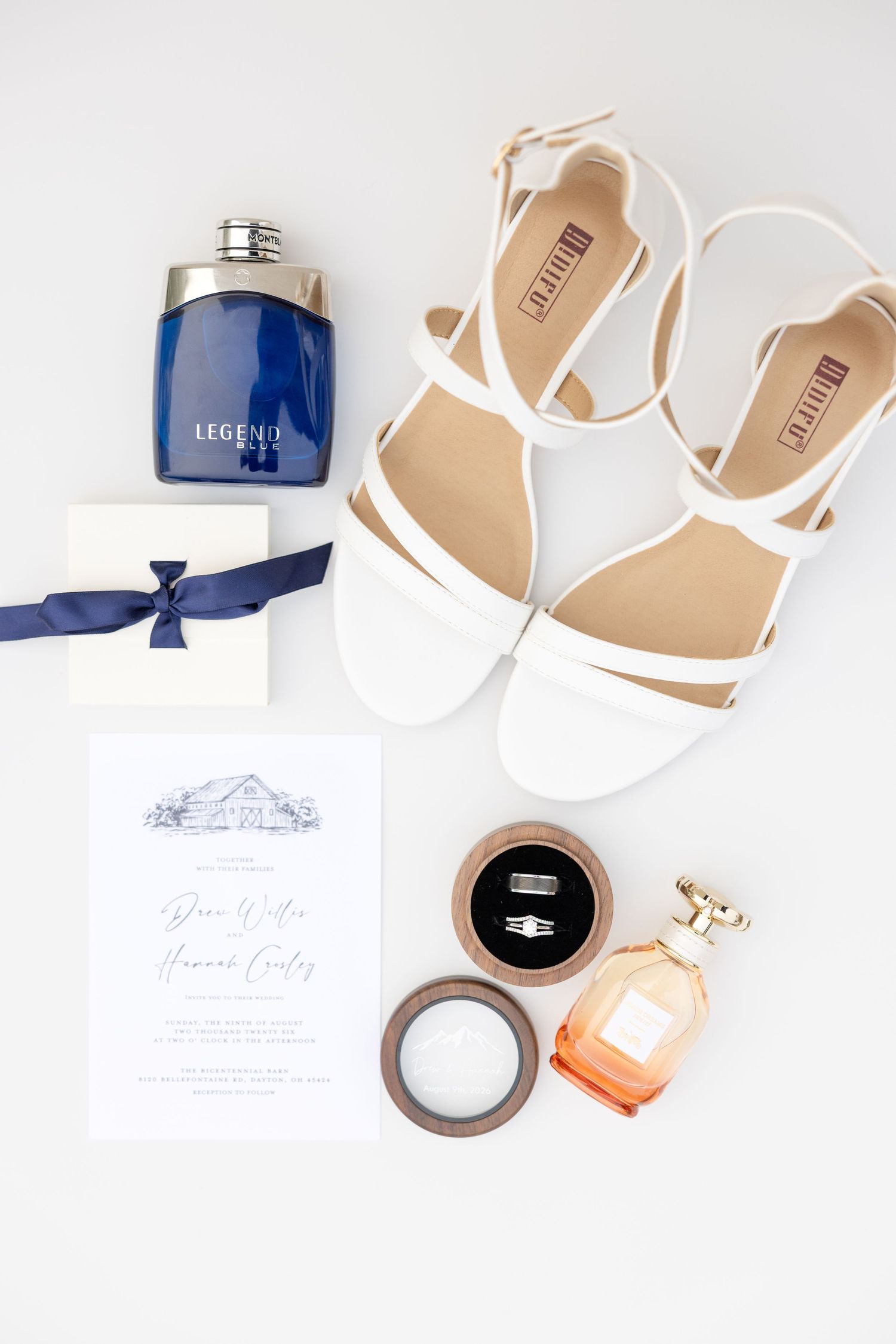 Joyful summer wedding at The Bicentennial Barn in Dayton, Ohio, photographed by Dayton wedding photographers Julia and Sean Photography.