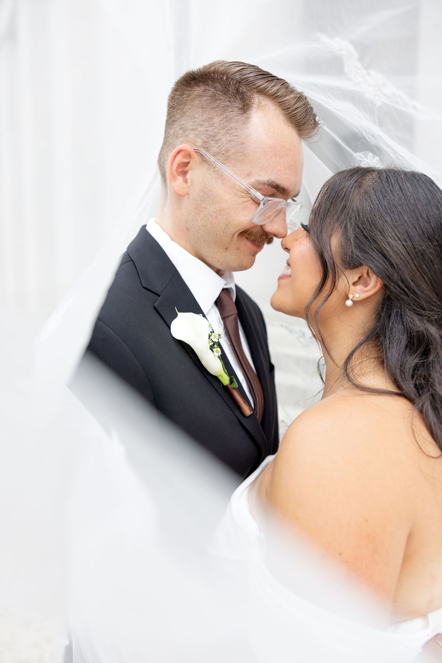 Bride and groom portraits at the Ohio Statehouse in downtown Columbus, Ohio, captured with timeless, light and airy wedding photography.