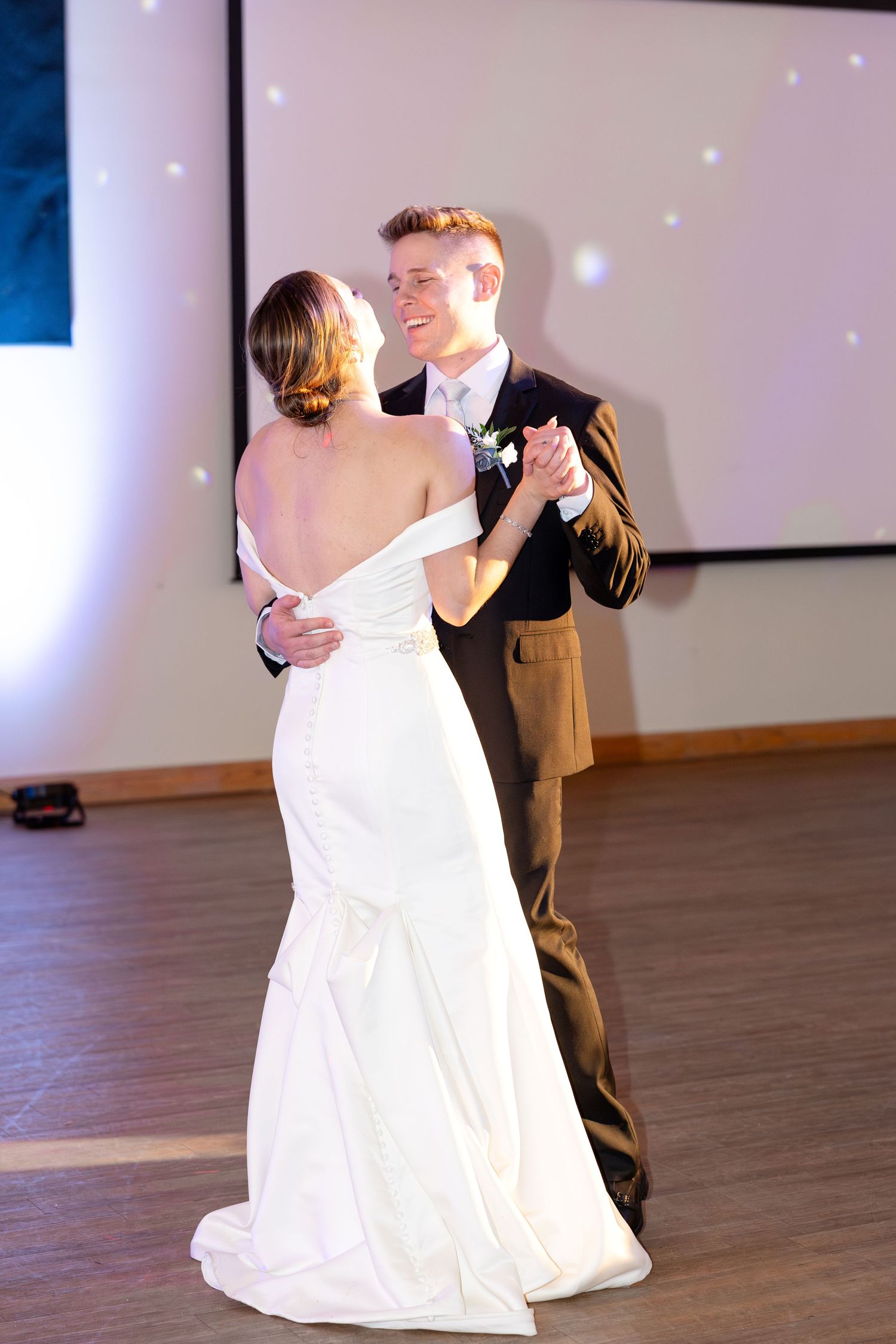 Light and airy wedding photography by Julia and Sean Photography, husband-and-wife photographers serving joyful brides in Dayton, Cincinnati