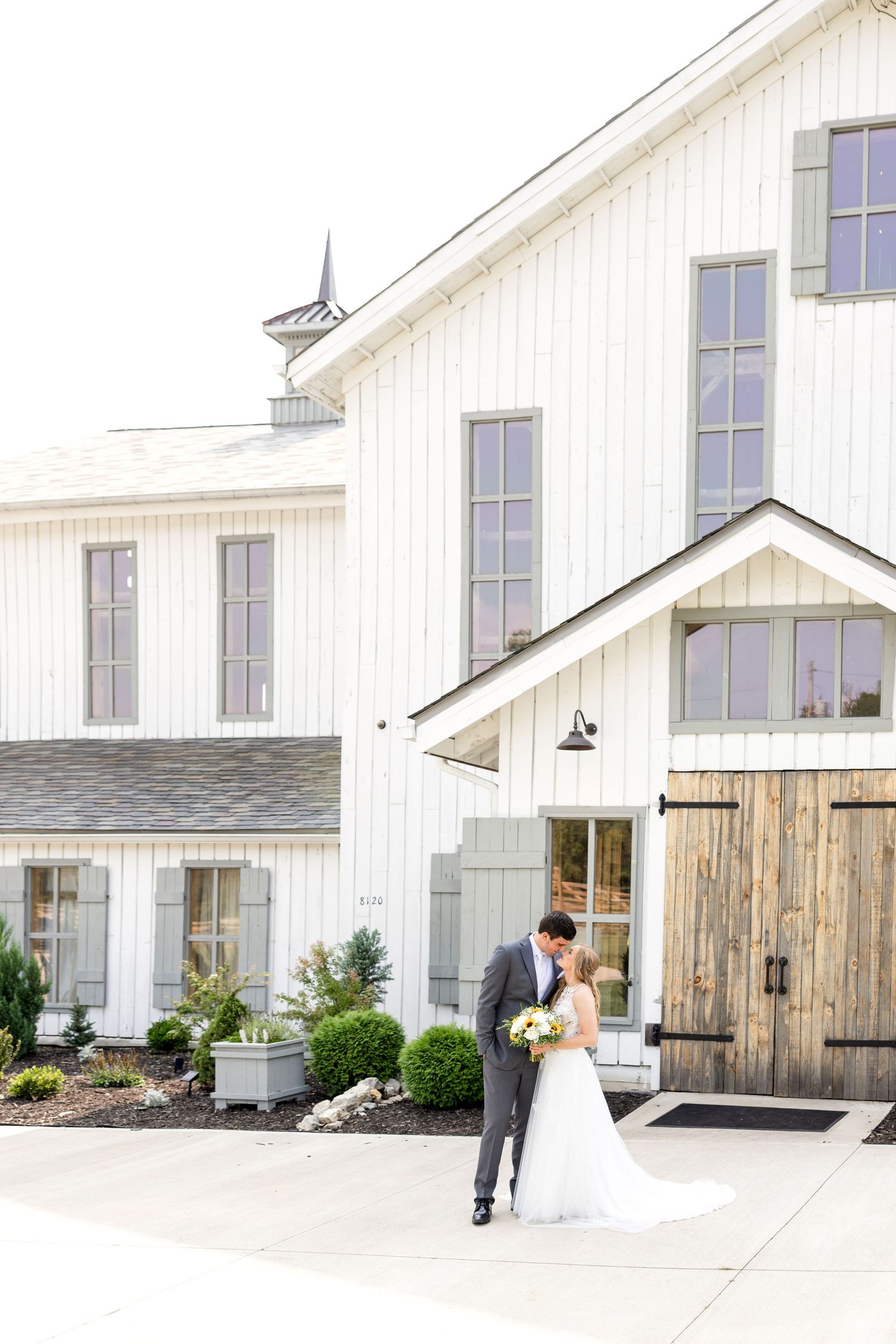 Joyful summer wedding at The Bicentennial Barn in Dayton, Ohio, photographed by Dayton wedding photographers Julia and Sean Photography.