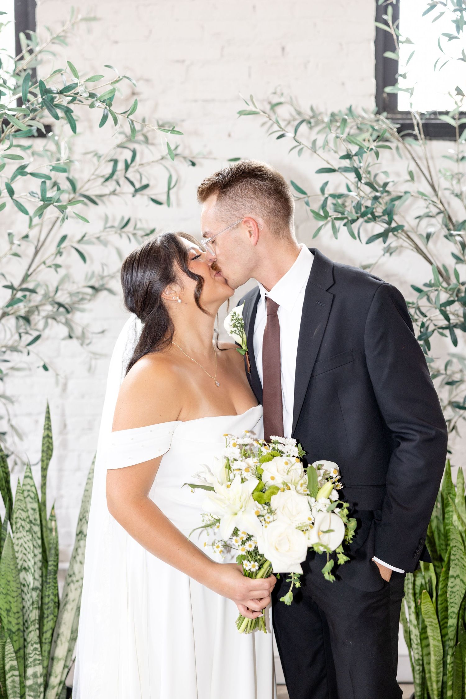Timeless wedding portraits at Flat 51 in downtown Columbus, Ohio, by Columbus wedding photographers with a light and airy style.