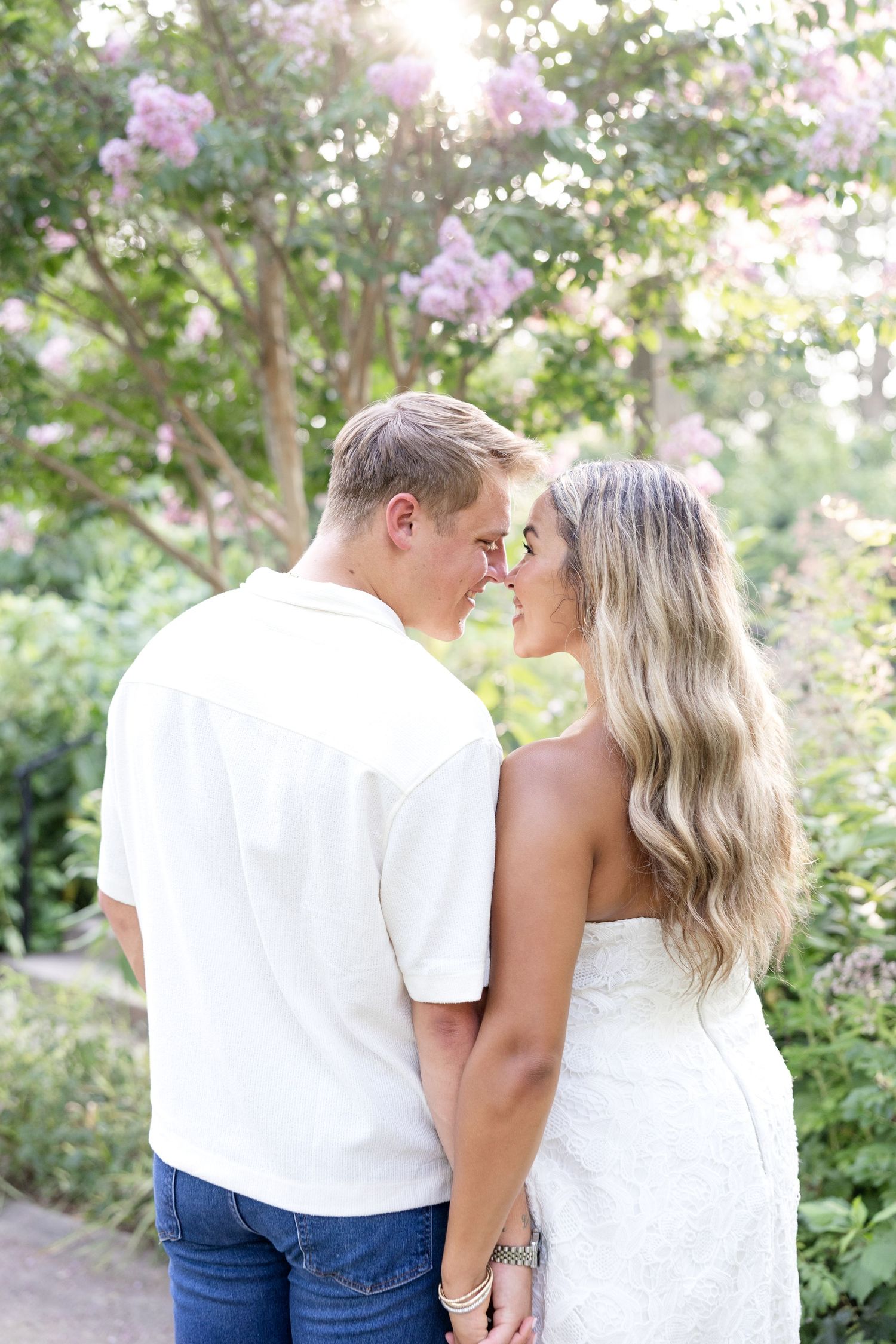Golden hour engagement photos at Ault Park in Cincinnati by Julia & Sean Photography.