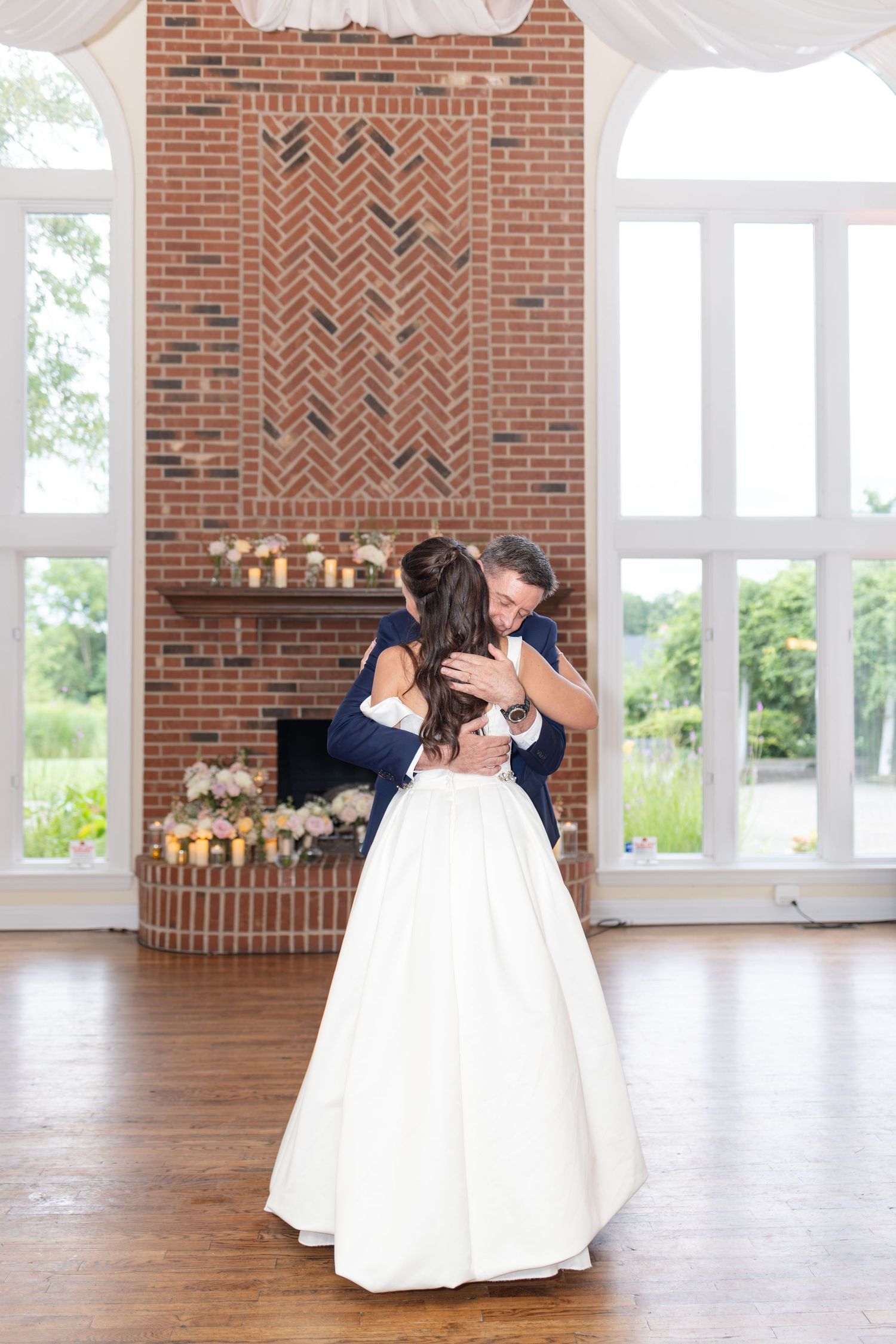 Joyful wedding reception and group dancing at The Estate at Sunset Farm in Bellbrook, Ohio, photographed by Julia and Sean Photography