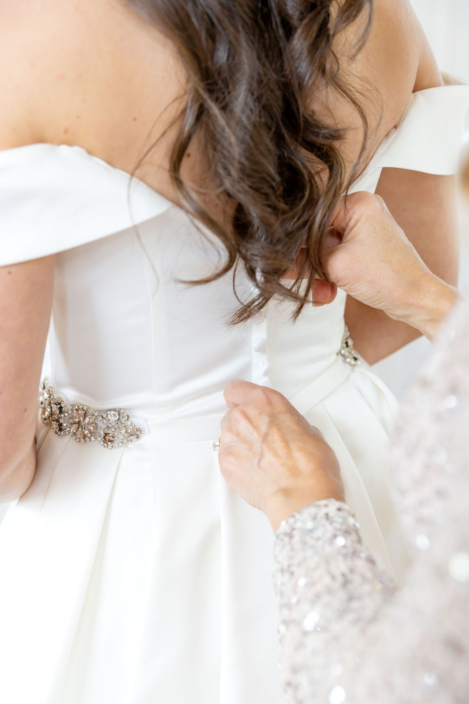 Wedding details and getting-ready photographs from a wedding at The Estate at Sunset Farm in Bellbrook, Ohio by Julia and Sean Photography