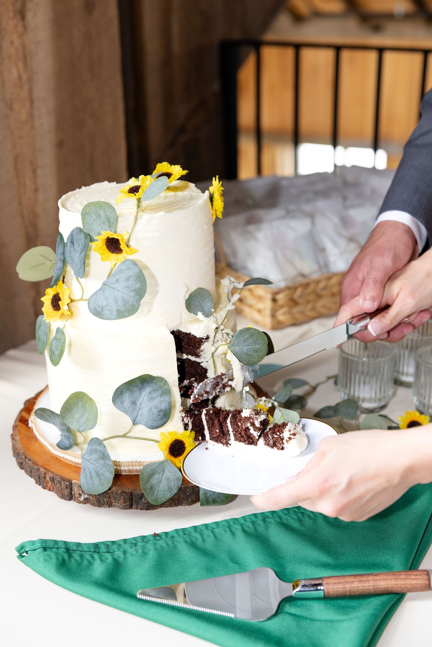 Joyful summer wedding at The Bicentennial Barn in Dayton, Ohio, photographed by Dayton wedding photographers Julia and Sean Photography.