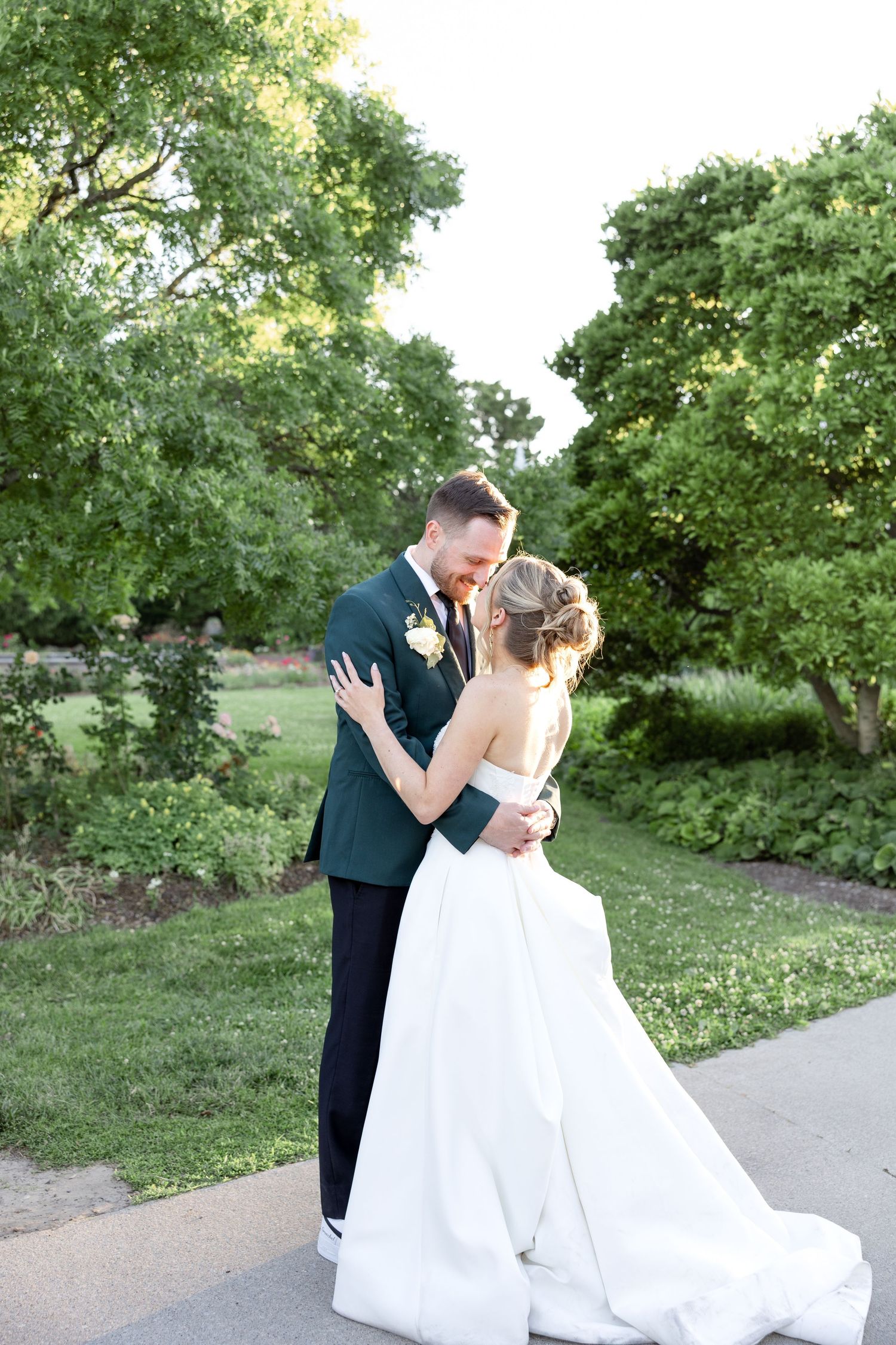 Wedding day photos at The Toledo Zoo in Toledo, Ohio photographed by Julia & Sean Photography, Ohio wedding photographers