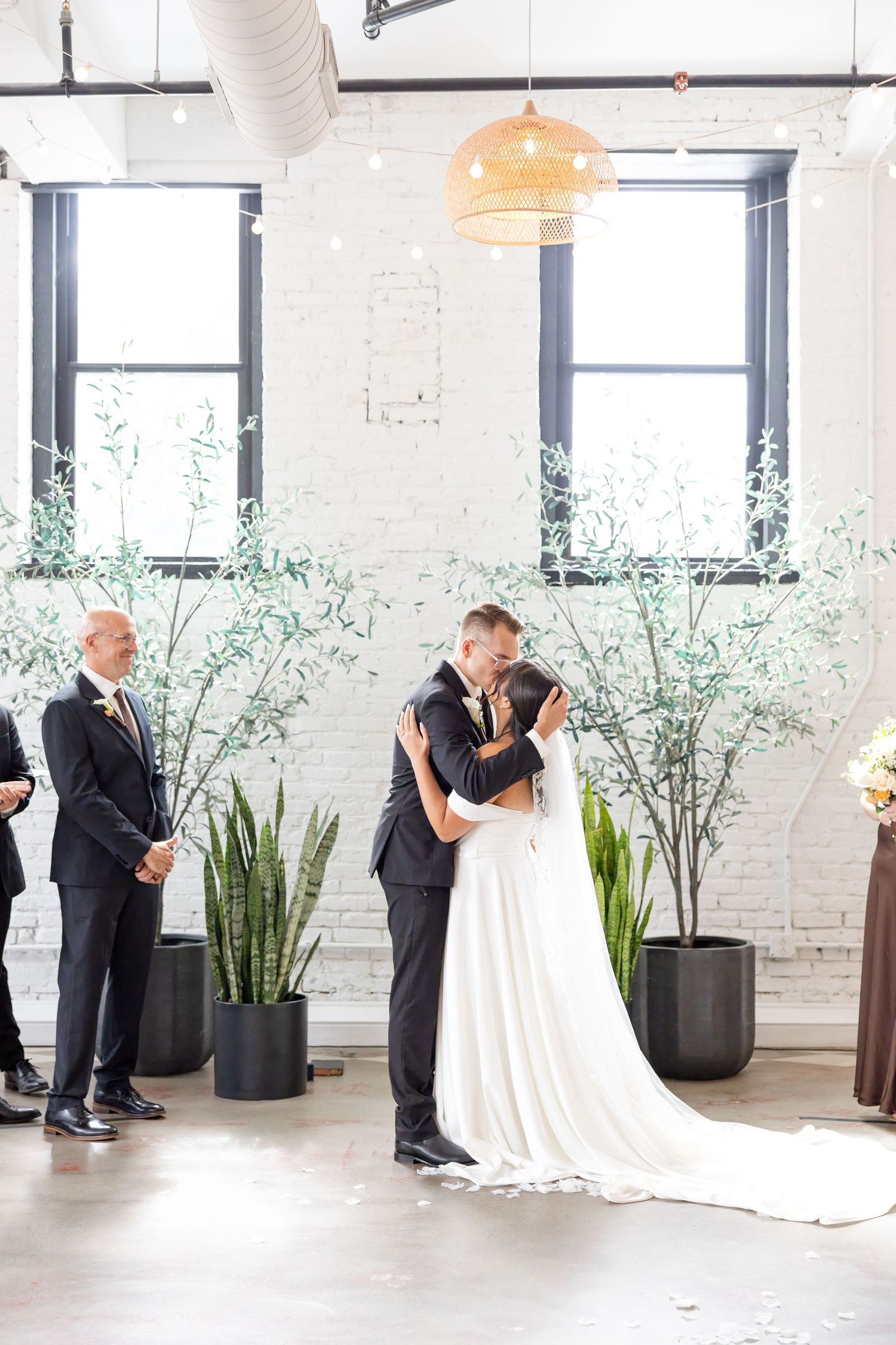 Timeless wedding portraits at Flat 51 in downtown Columbus, Ohio, by Columbus wedding photographers with a light and airy style.