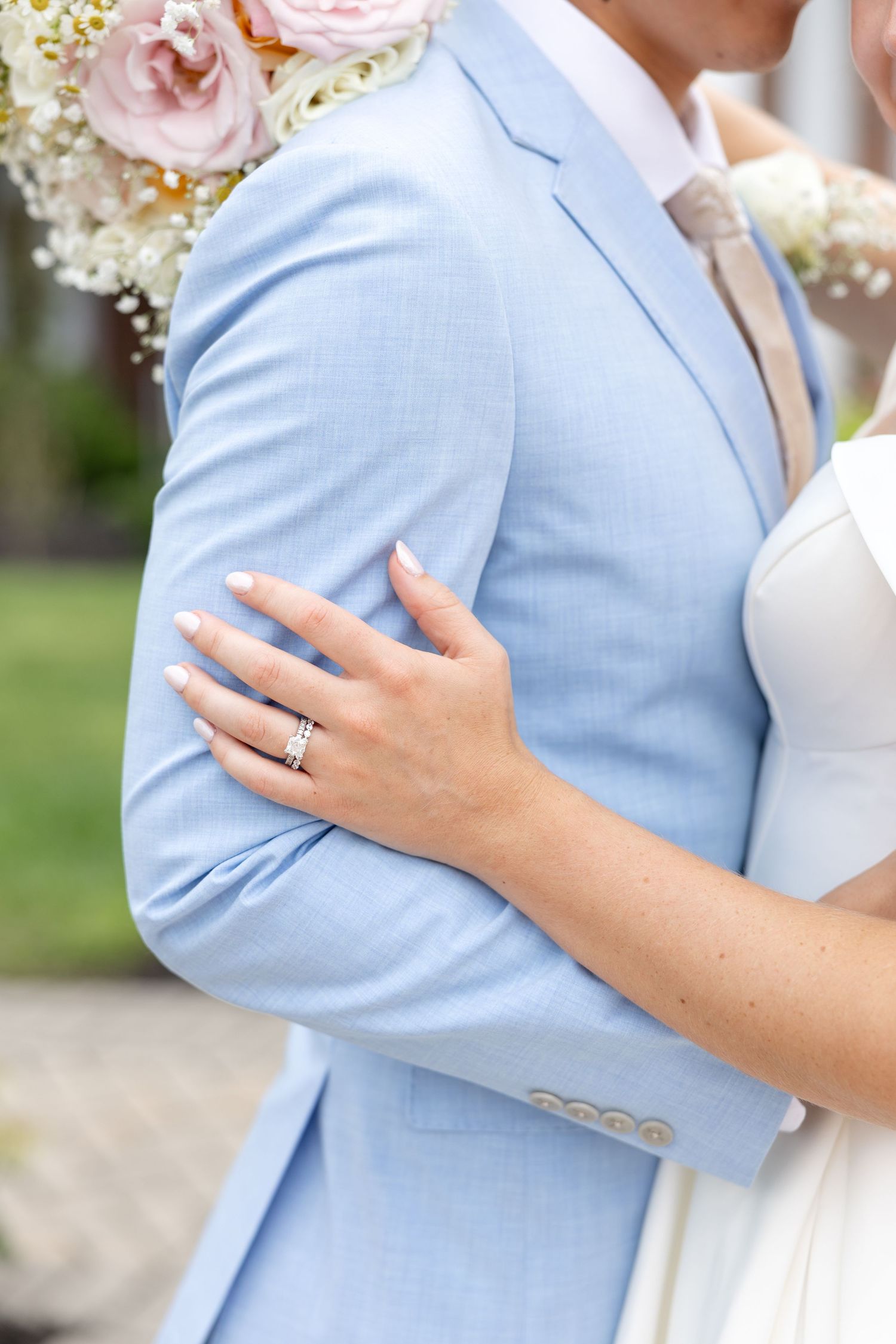 Timeless bride and groom wedding portraits at The Estate at Sunset Farm in Bellbrook, Ohio, photographed by Julia & Sean Photography.