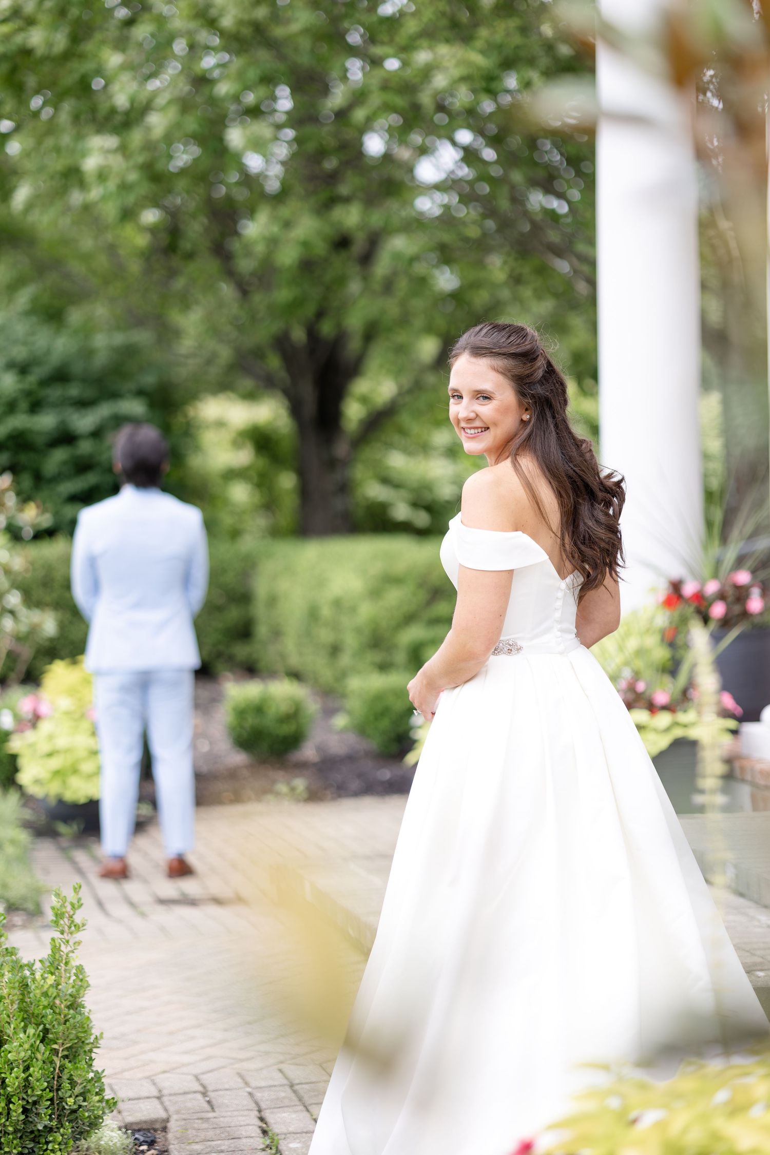 Timeless bride and groom wedding portraits at The Estate at Sunset Farm in Bellbrook, Ohio, photographed by Julia & Sean Photography.