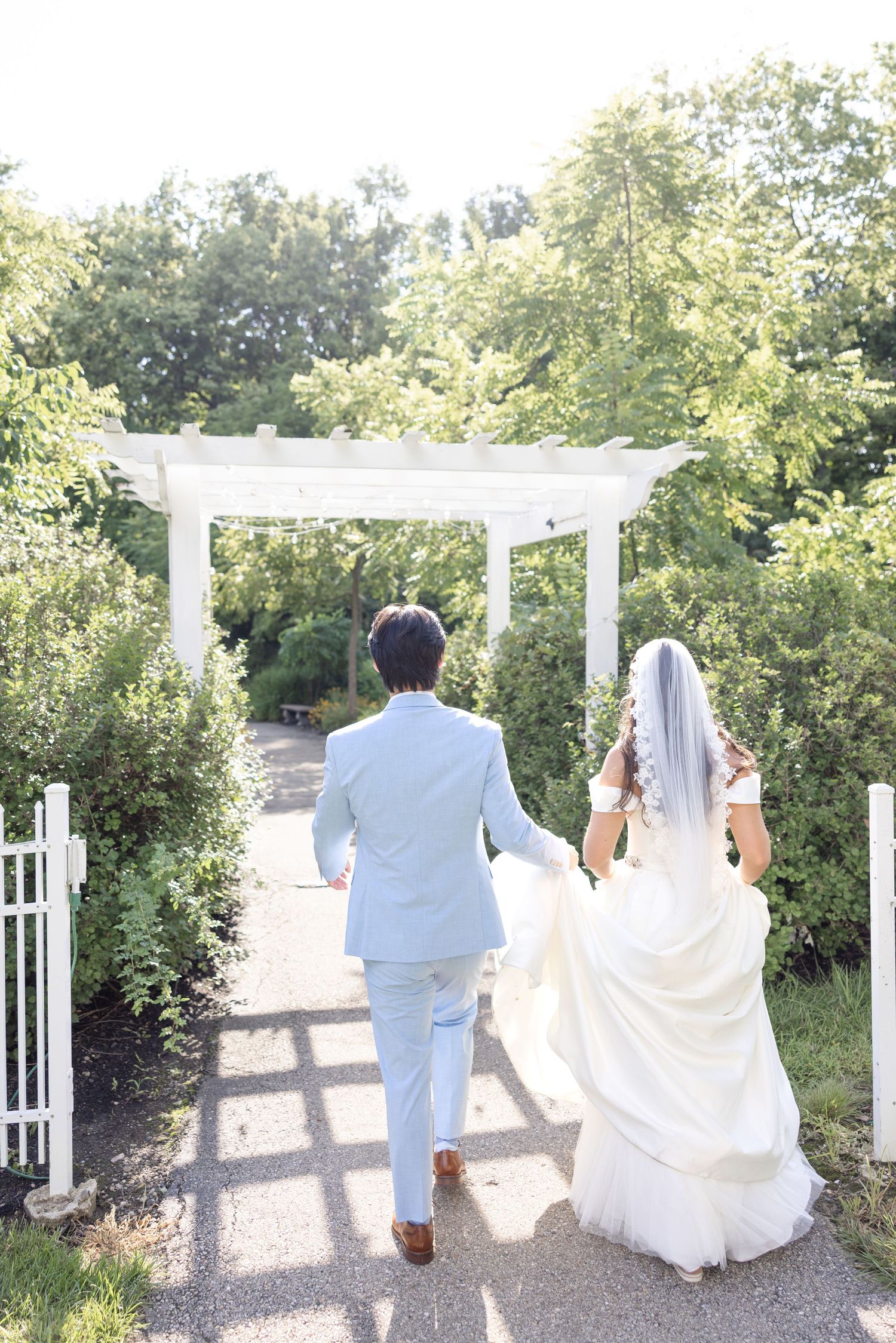 Light and airy wedding photography of a newly married couple at The Estate at Sunset Farm in Bellbrook, Ohio, by Julia and Sean Photography
