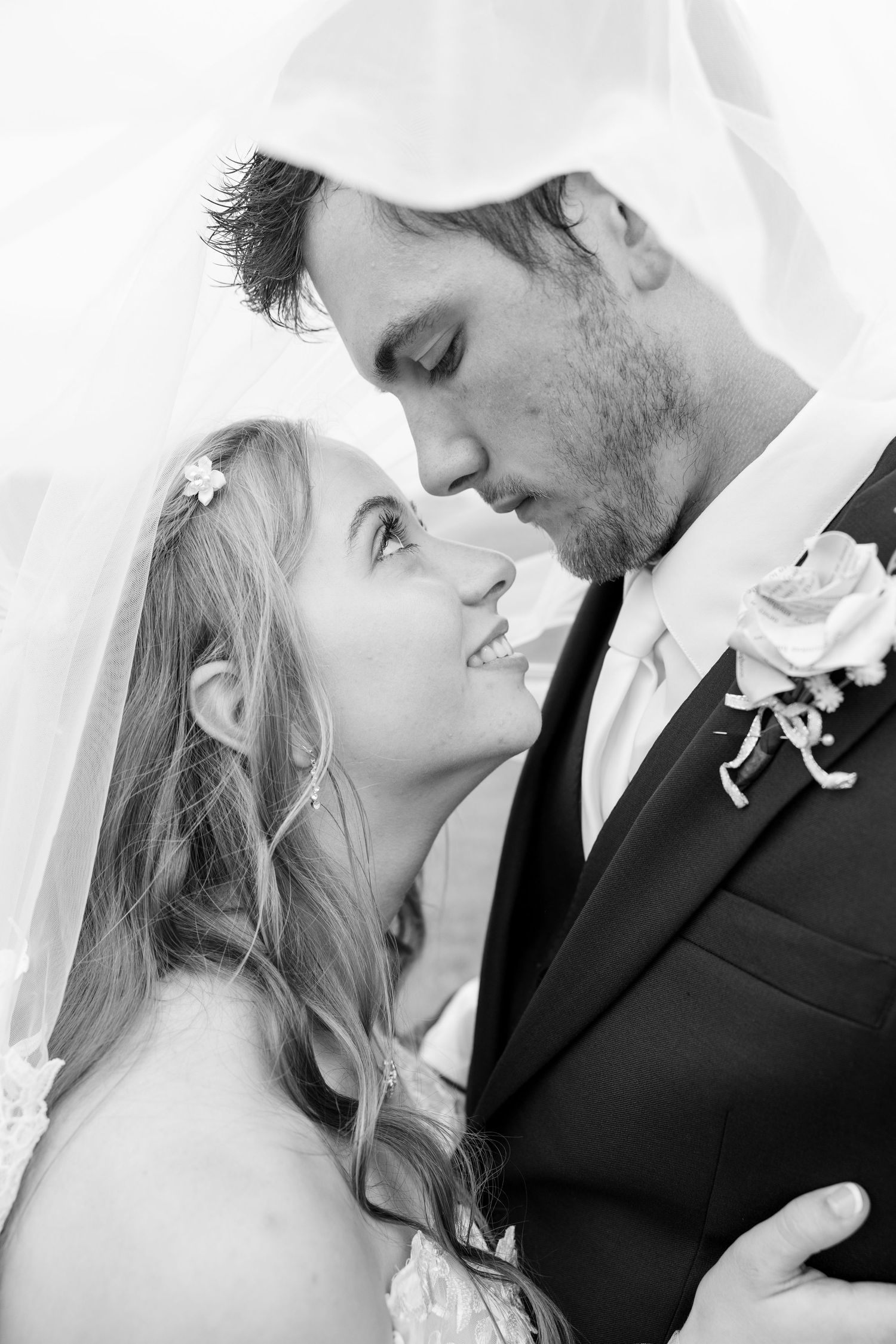 Romantic summer wedding in Northeast Ohio at Heartland on Heritage by Julia and Sean Photography, husband-and-wife wedding photographers.