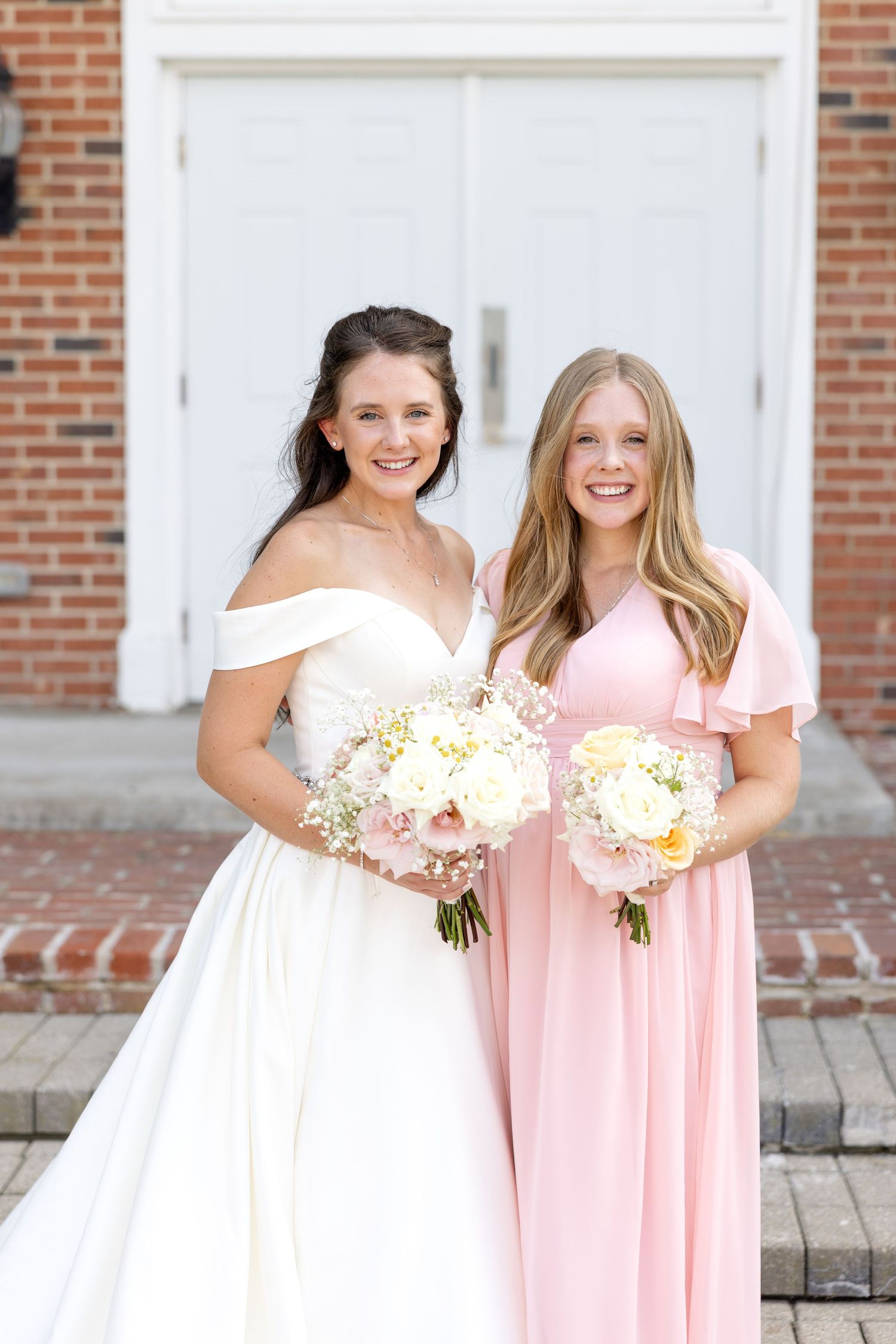 Light and airy wedding photography of a newly married couple at The Estate at Sunset Farm in Bellbrook, Ohio, by Julia and Sean Photography