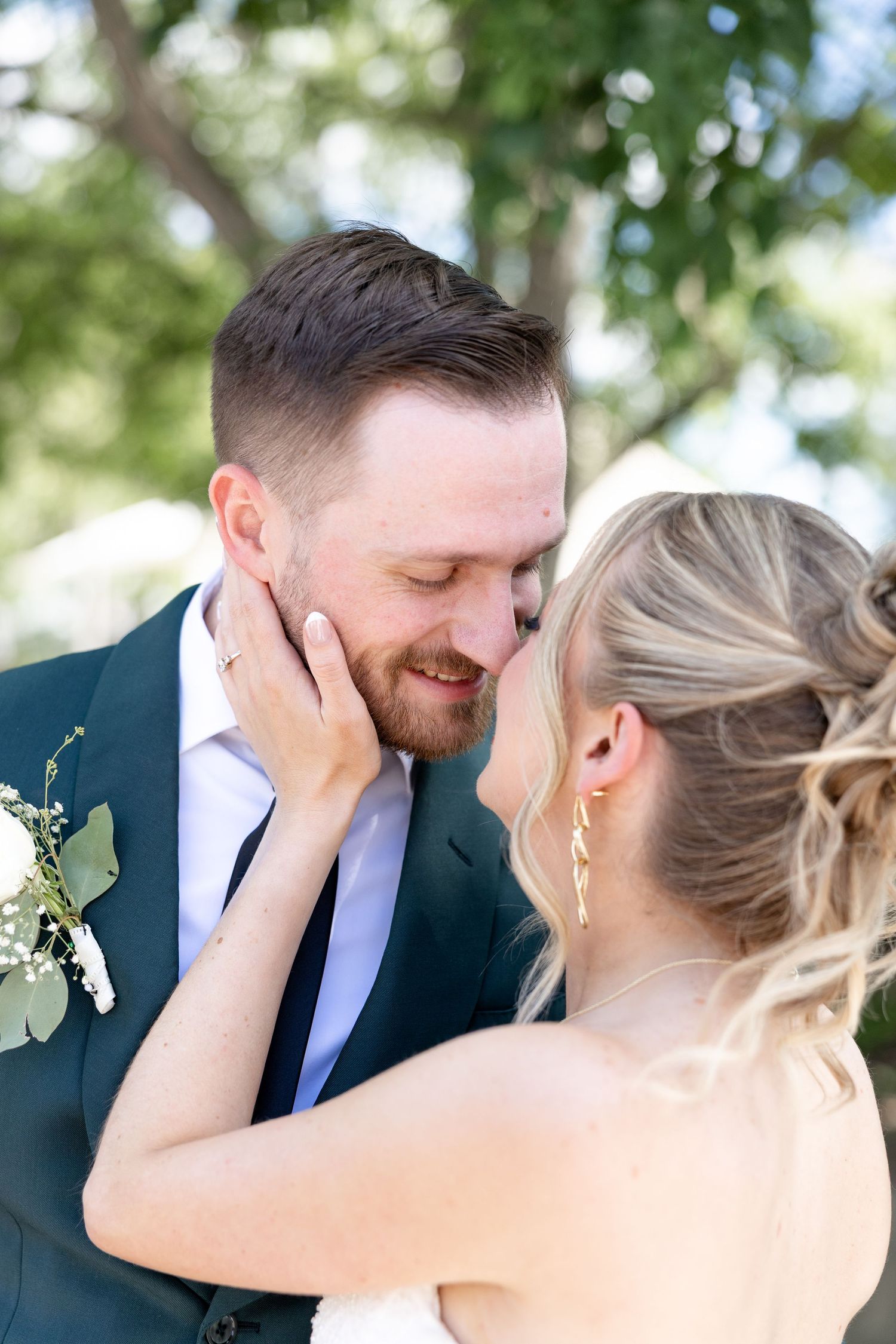 Wedding day photos at The Toledo Zoo in Toledo, Ohio photographed by Julia & Sean Photography, Ohio wedding photographers